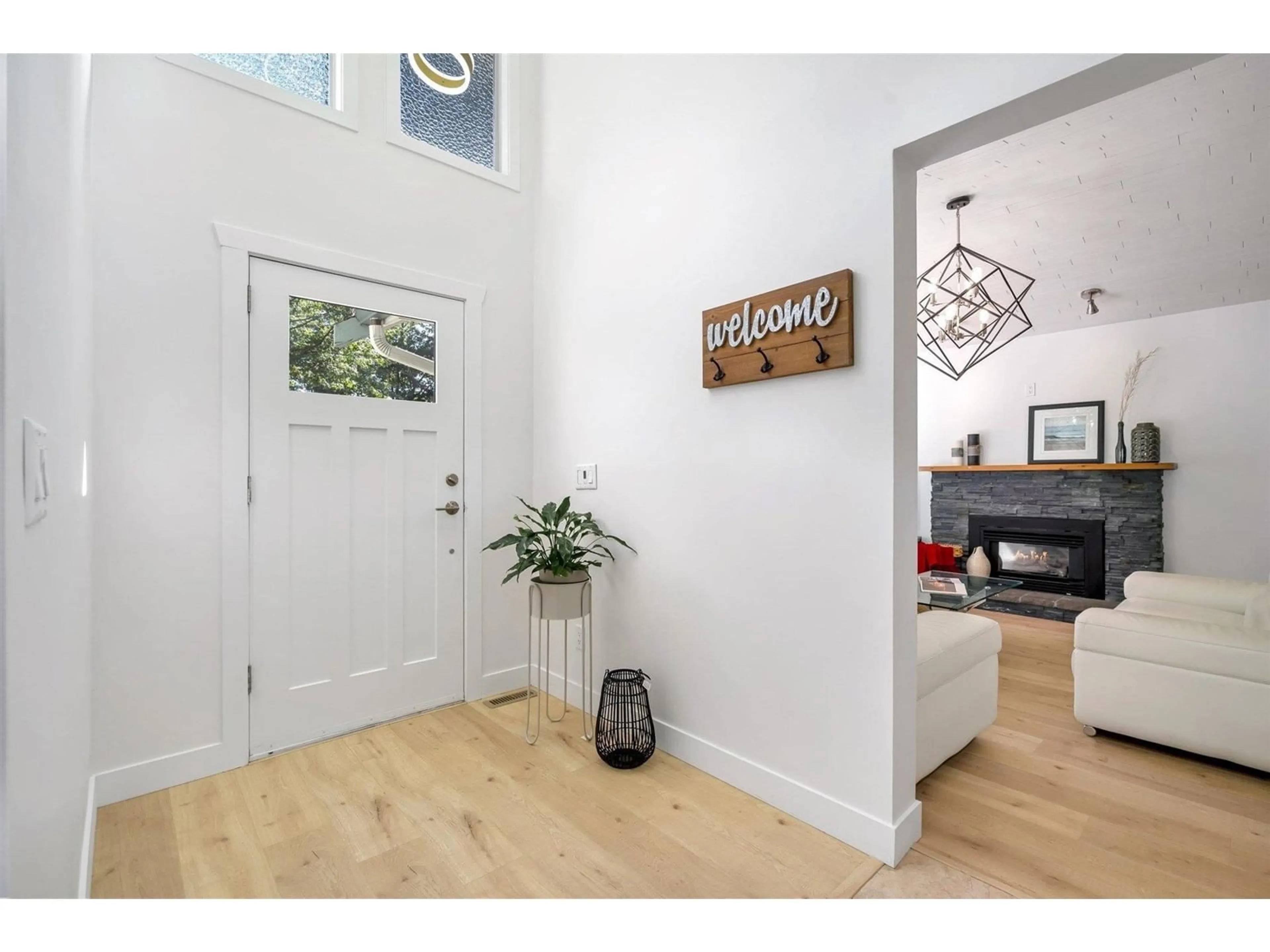 Indoor entryway, wood floors for 12975 61 AVENUE, Surrey British Columbia V3X2H4