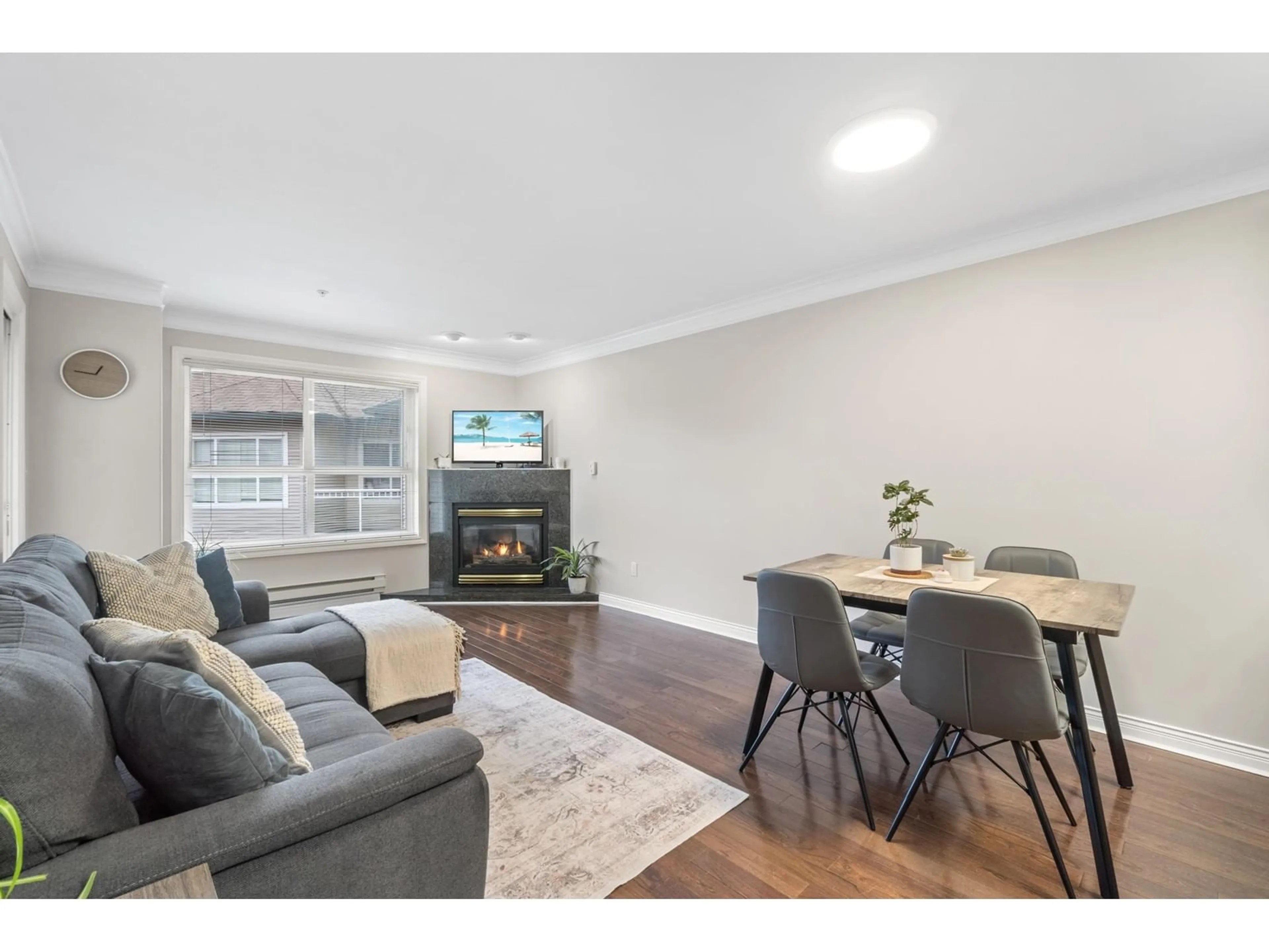 Living room, wood floors for 413 8115 121A STREET, Surrey British Columbia V3W1J2