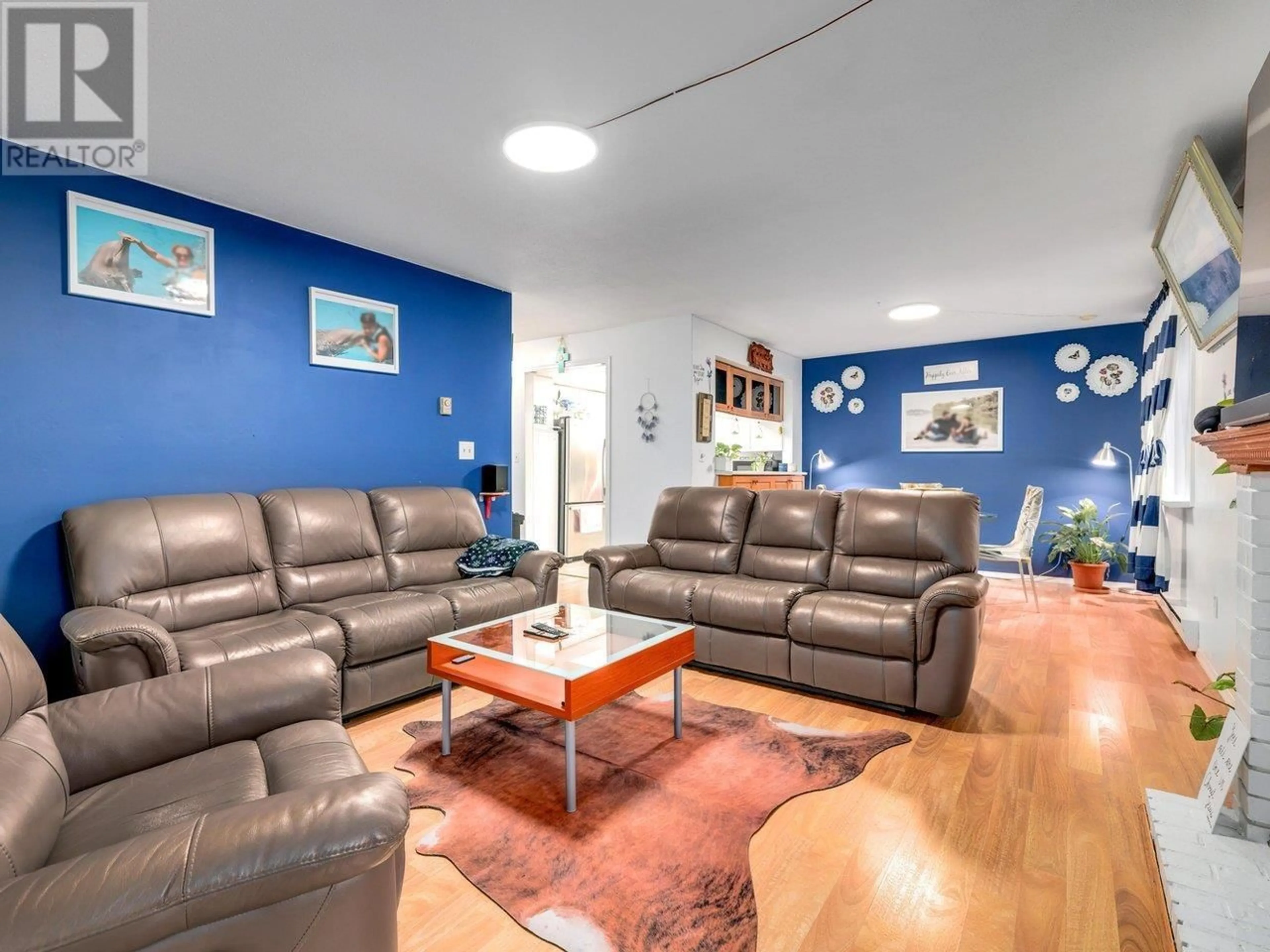 Living room, wood floors for 102 1441 GARDEN PLACE, Delta British Columbia V4M3Z2