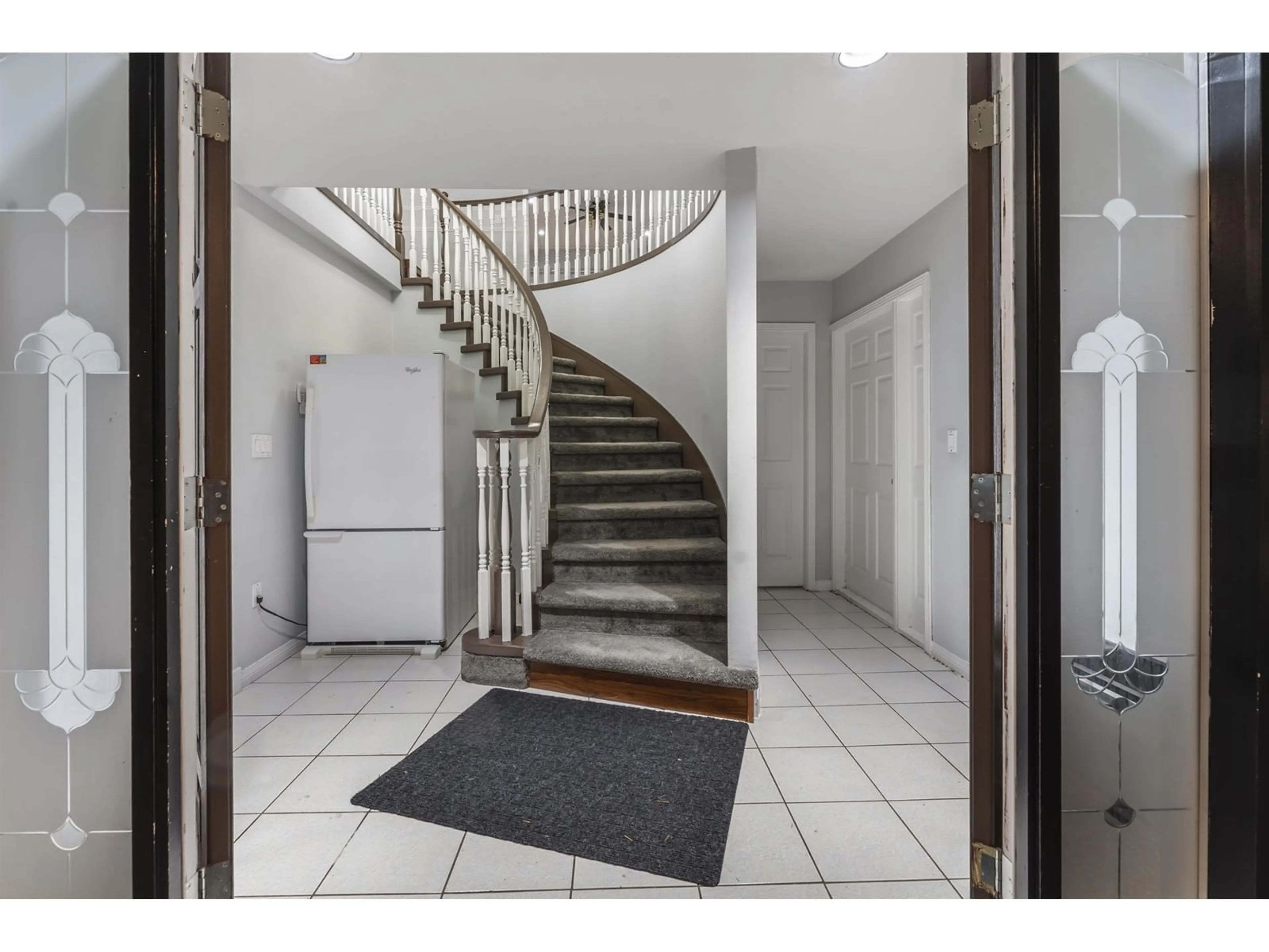 Indoor foyer, cement floor for 12833 65 AVENUE, Surrey British Columbia V3W9P4