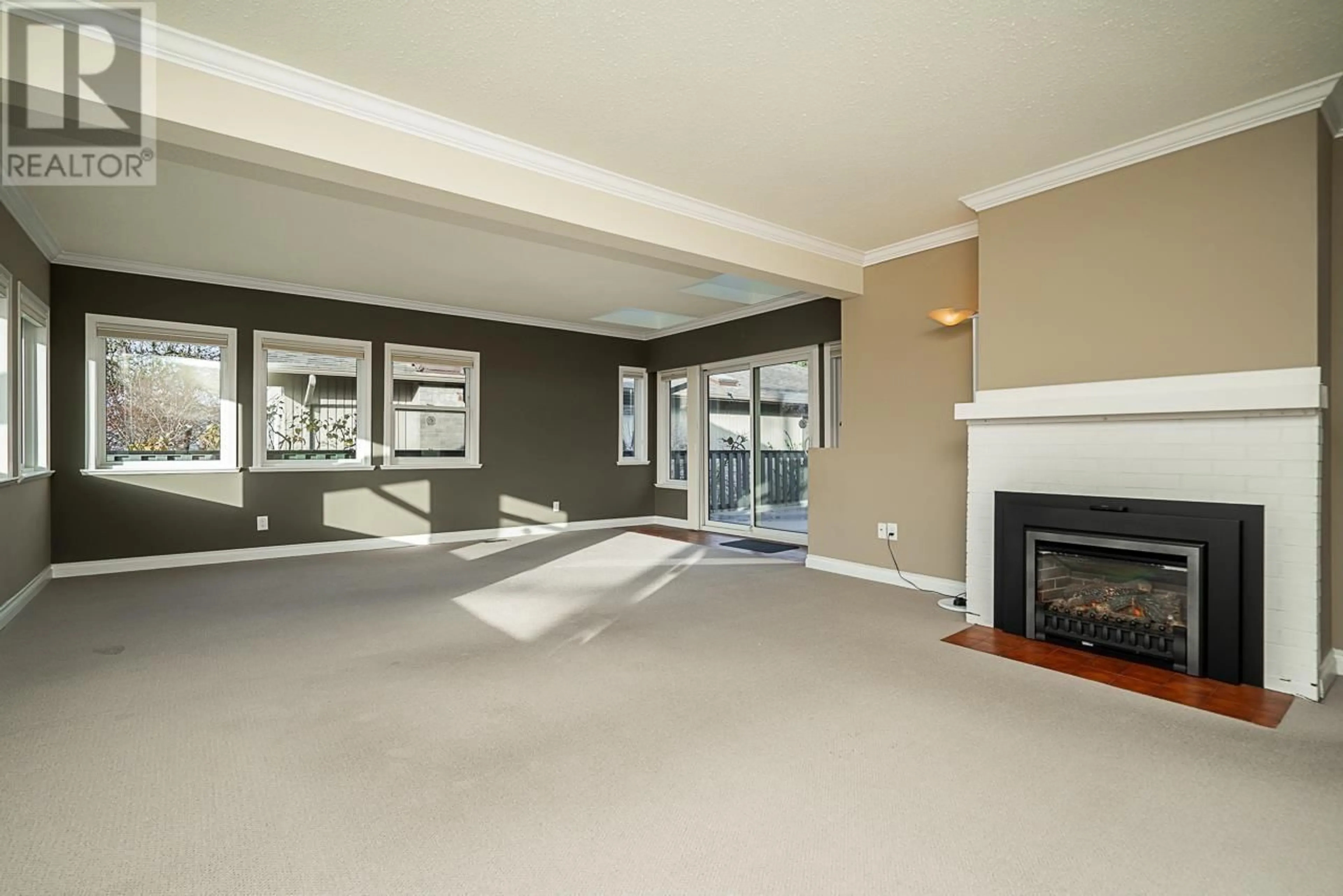 Living room, carpet floors for 254 W WINDSOR ROAD, North Vancouver British Columbia V7N2N1