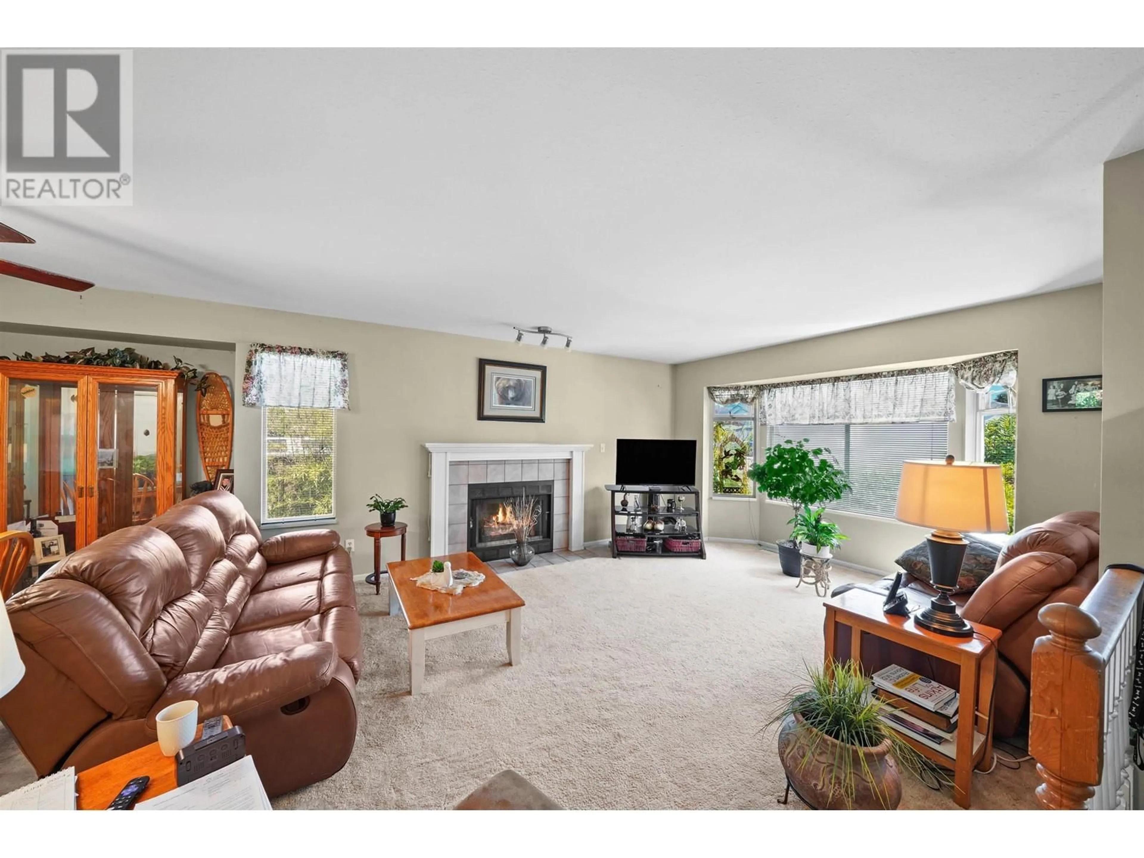 Living room, carpet floors for 11545 WARESLEY STREET, Maple Ridge British Columbia V2X9Z4