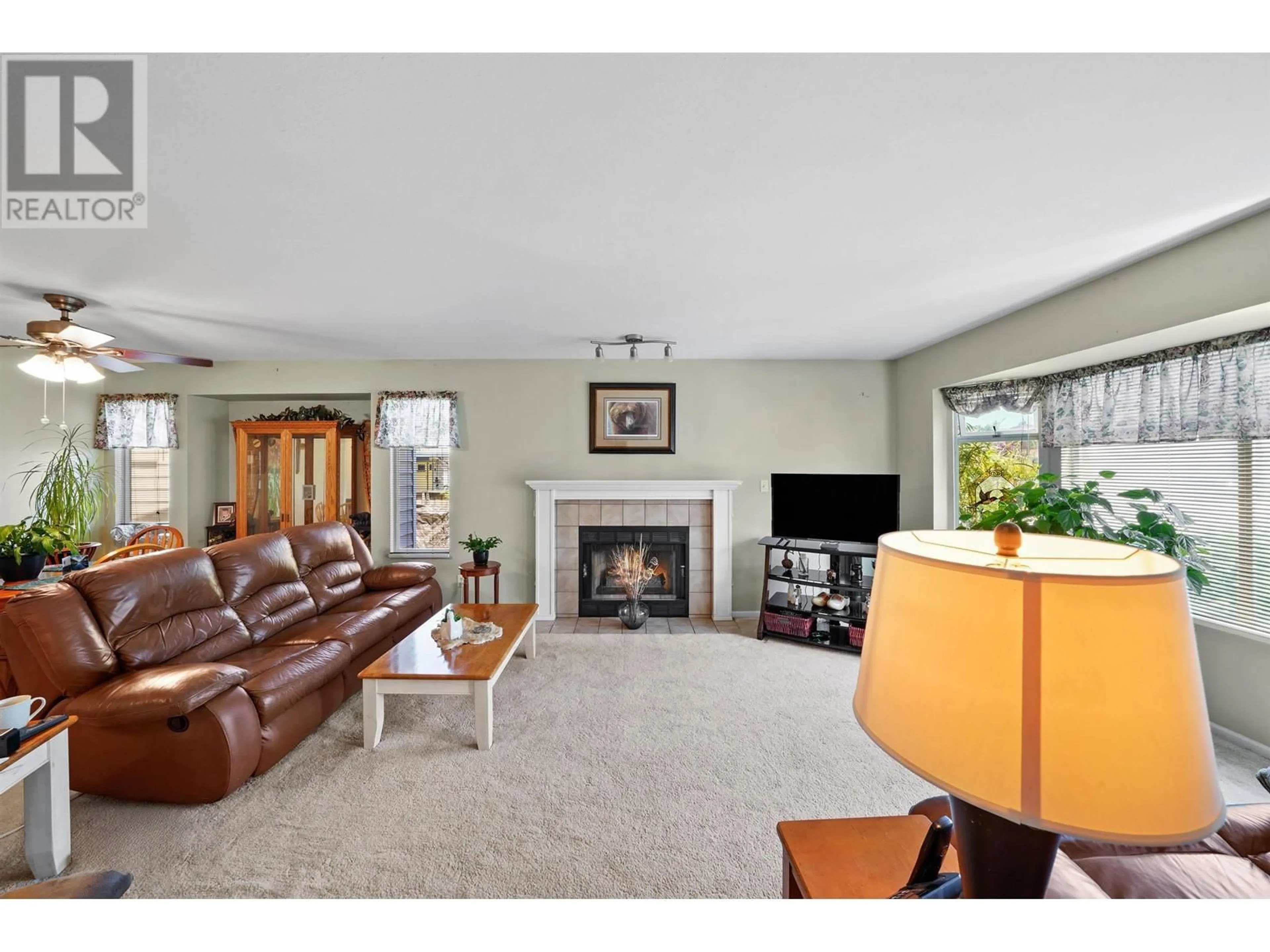 Living room, carpet floors for 11545 WARESLEY STREET, Maple Ridge British Columbia V2X9Z4