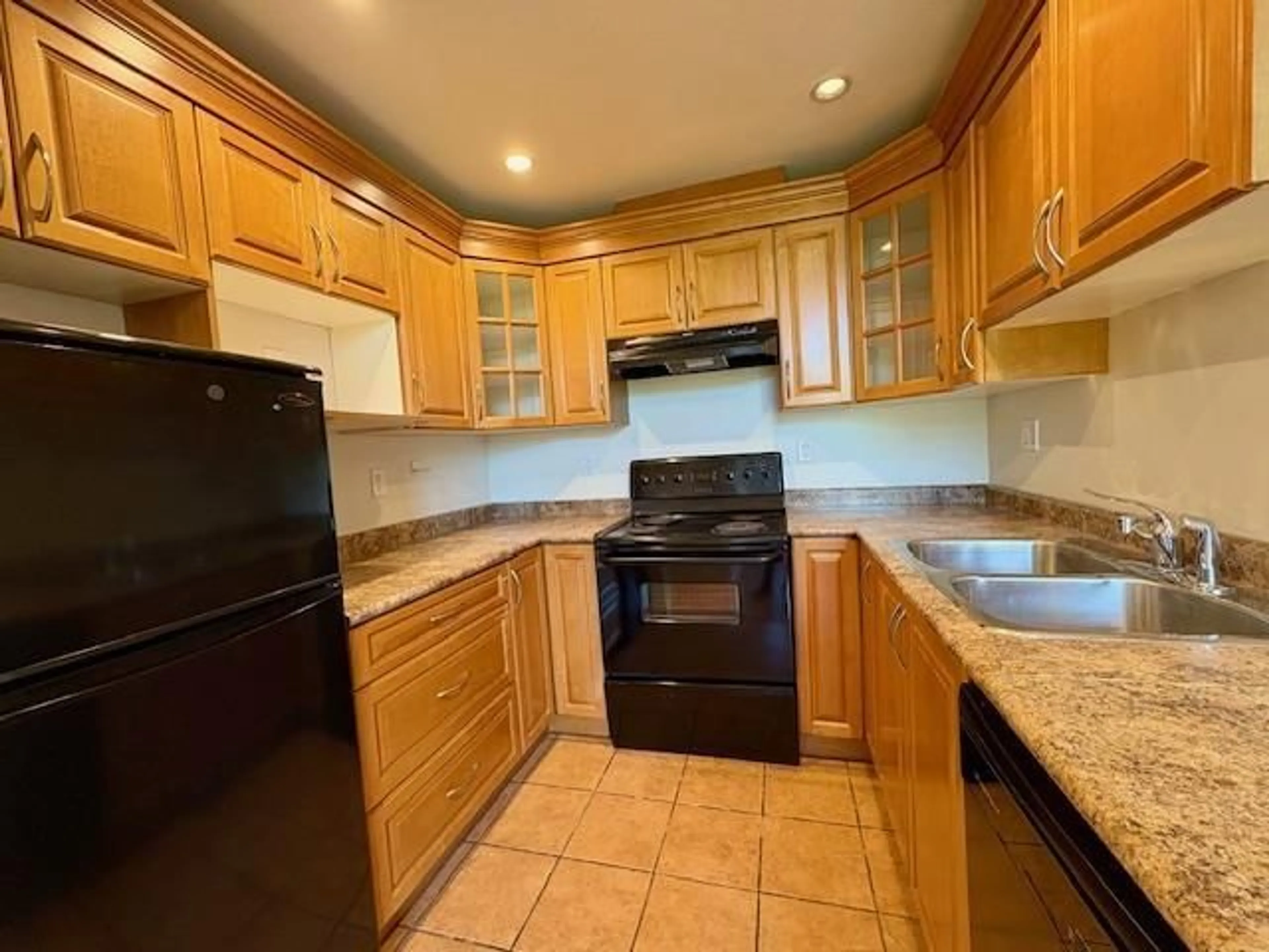 Standard kitchen, ceramic/tile floor for 201 - 2828 152, Surrey British Columbia V4P1G6