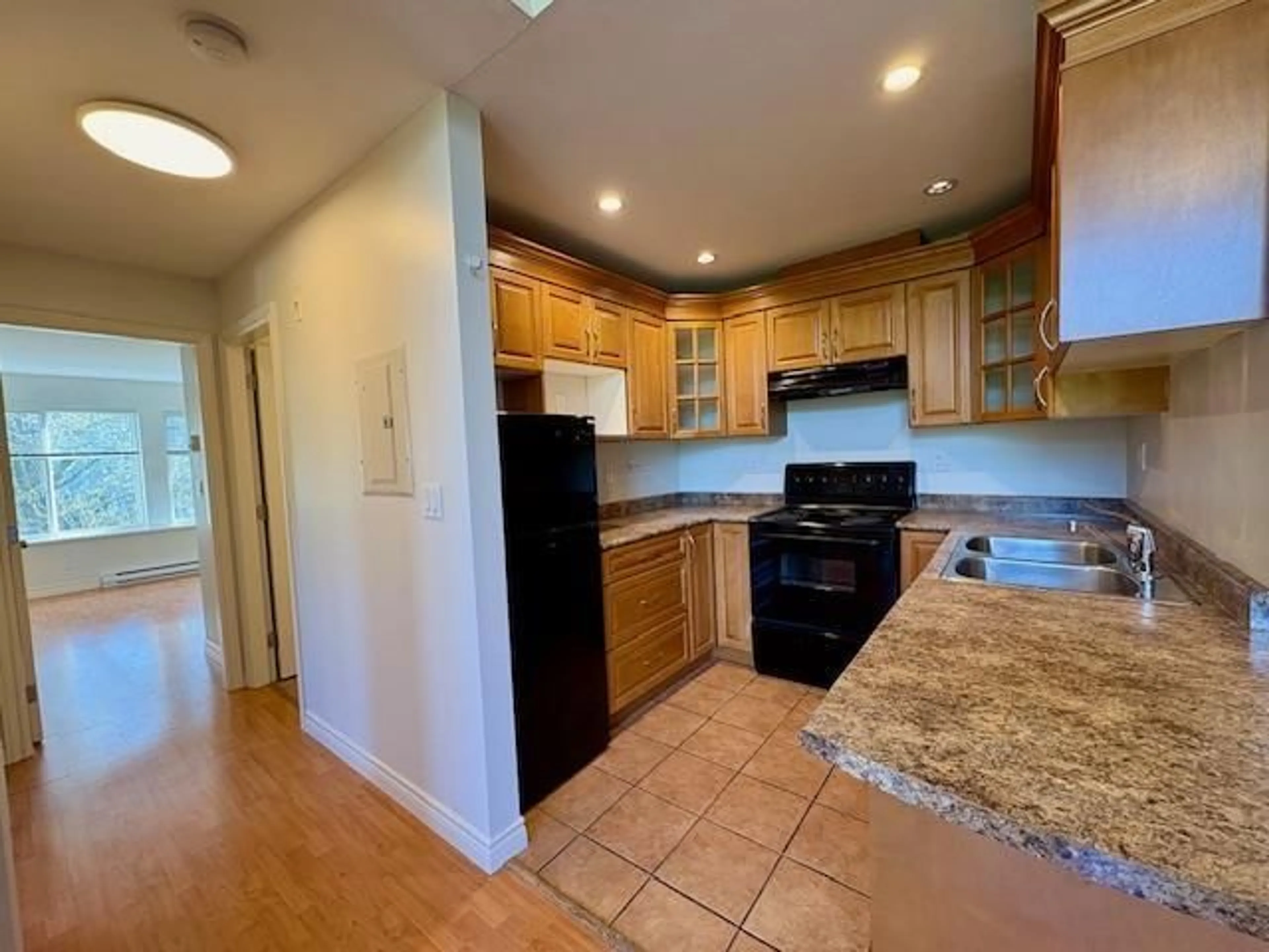 Standard kitchen, unknown for 201 - 2828 152, Surrey British Columbia V4P1G6
