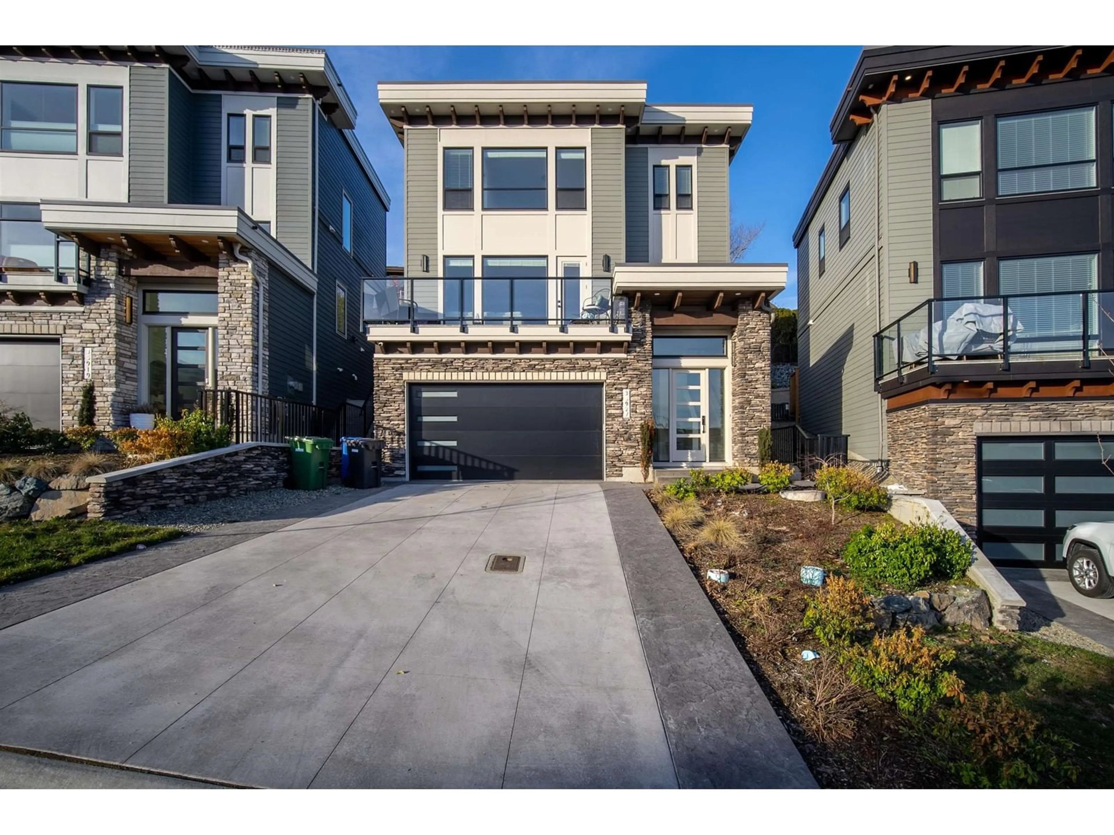 Frontside or backside of a home, the street view for 35927 TIMBERLANE DRIVE DRIVE, Abbotsford British Columbia V3G0H5