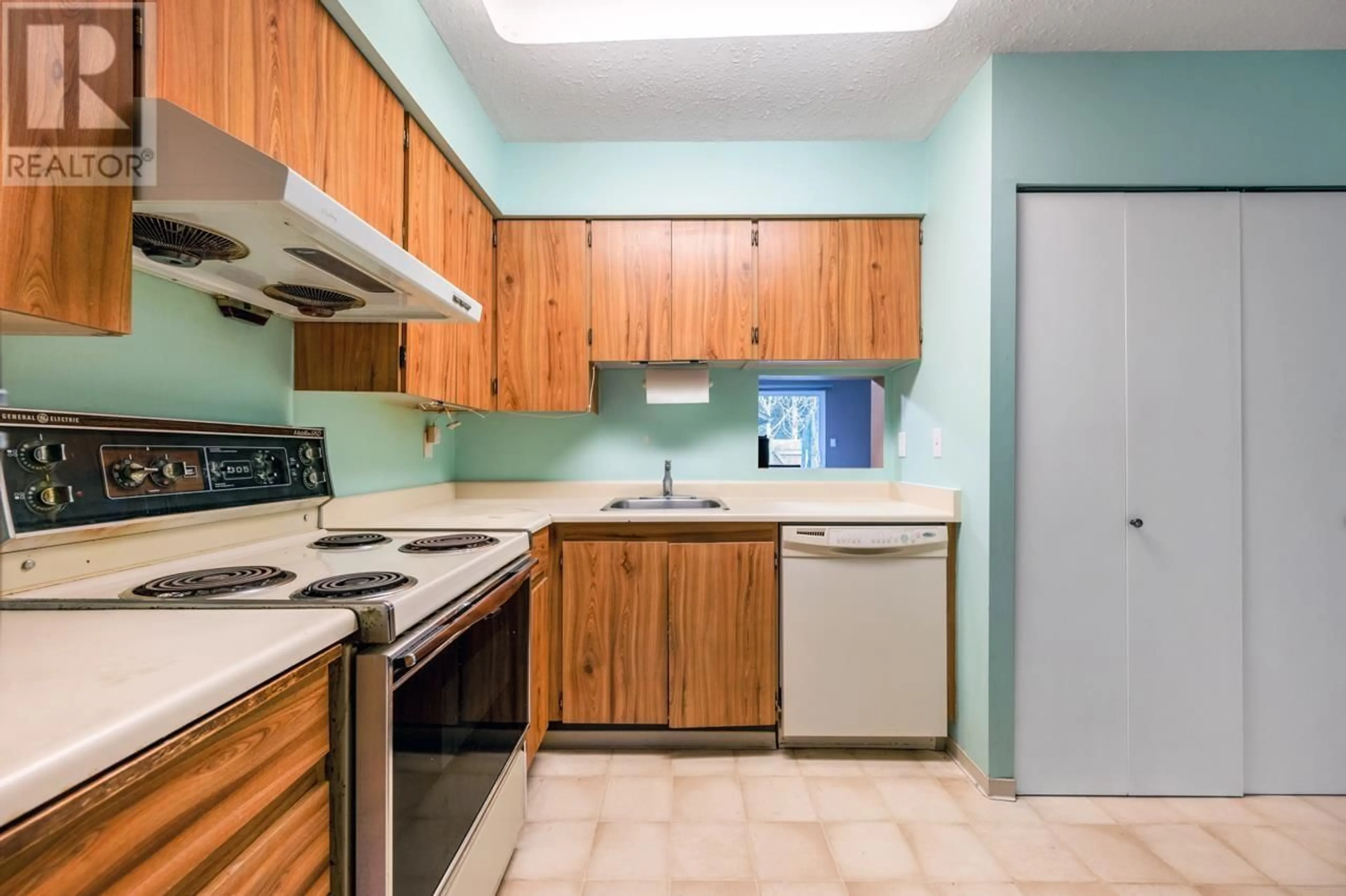 Standard kitchen, wood floors, cottage for 28 6111 TIFFANY BOULEVARD, Richmond British Columbia V7C4Y7