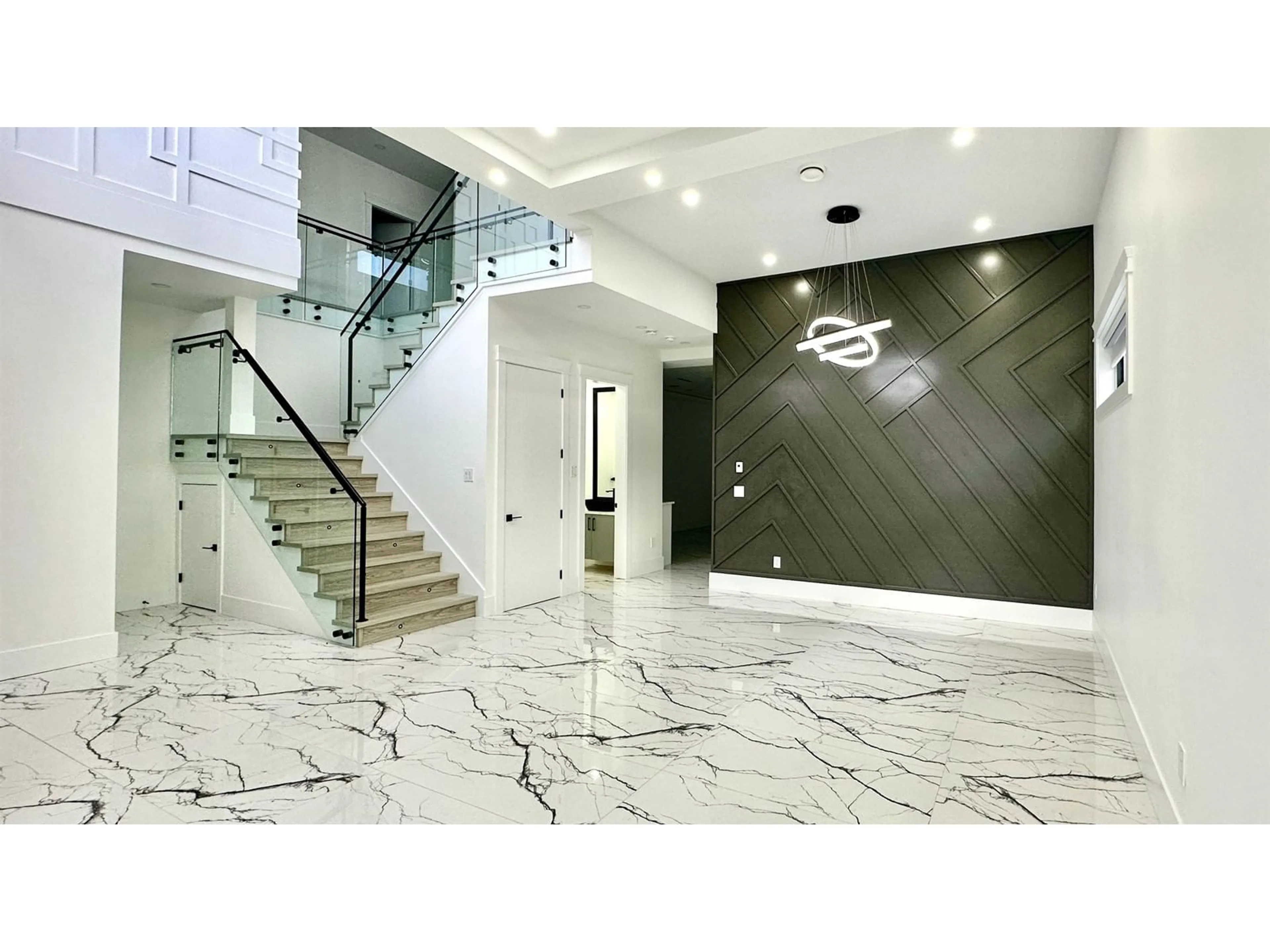 Indoor lobby, ceramic floors for 12352 96 AVENUE, Surrey British Columbia V3V1W7