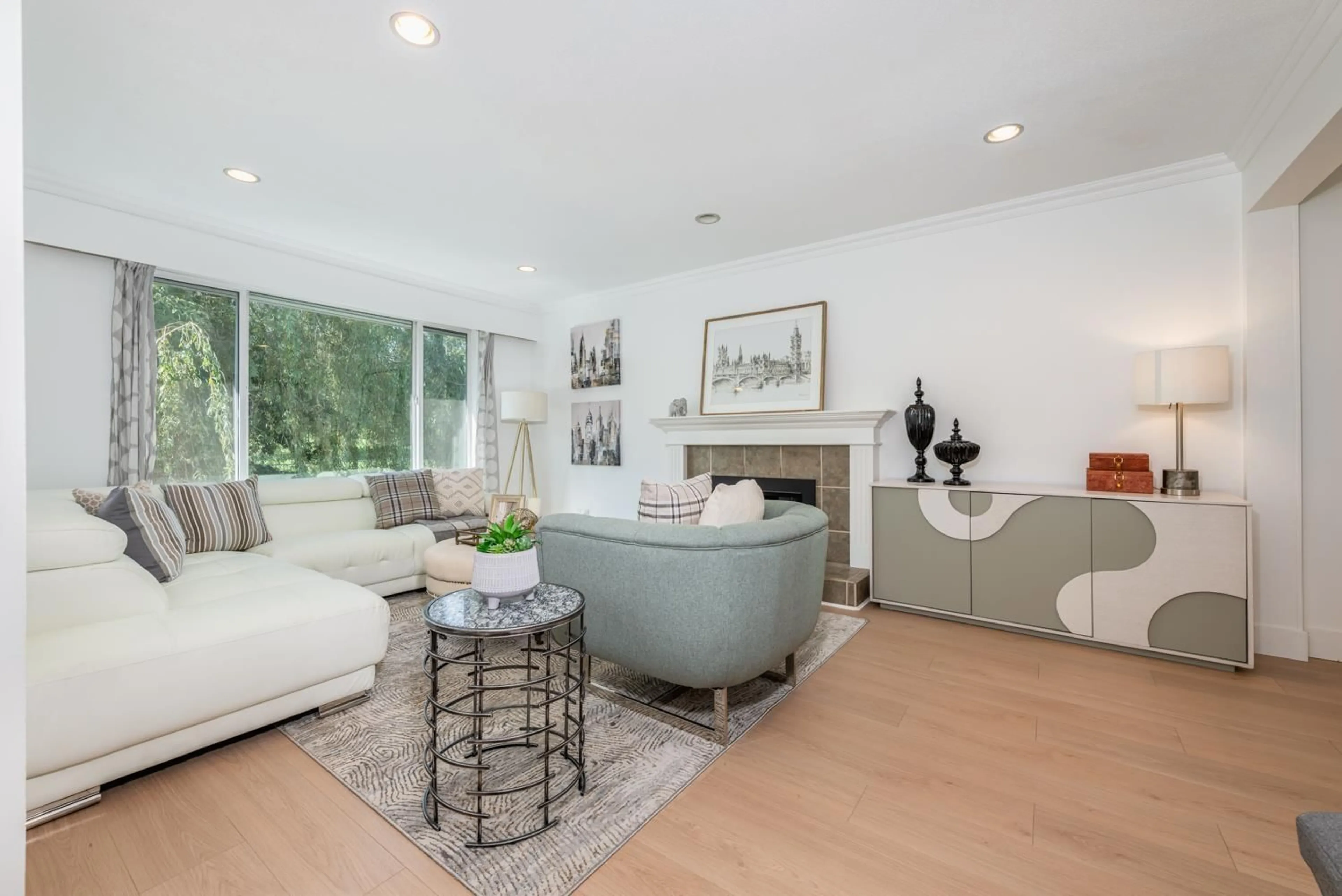 Living room, wood floors for 1338 STEVENS STREET, White Rock British Columbia V4B4Y1