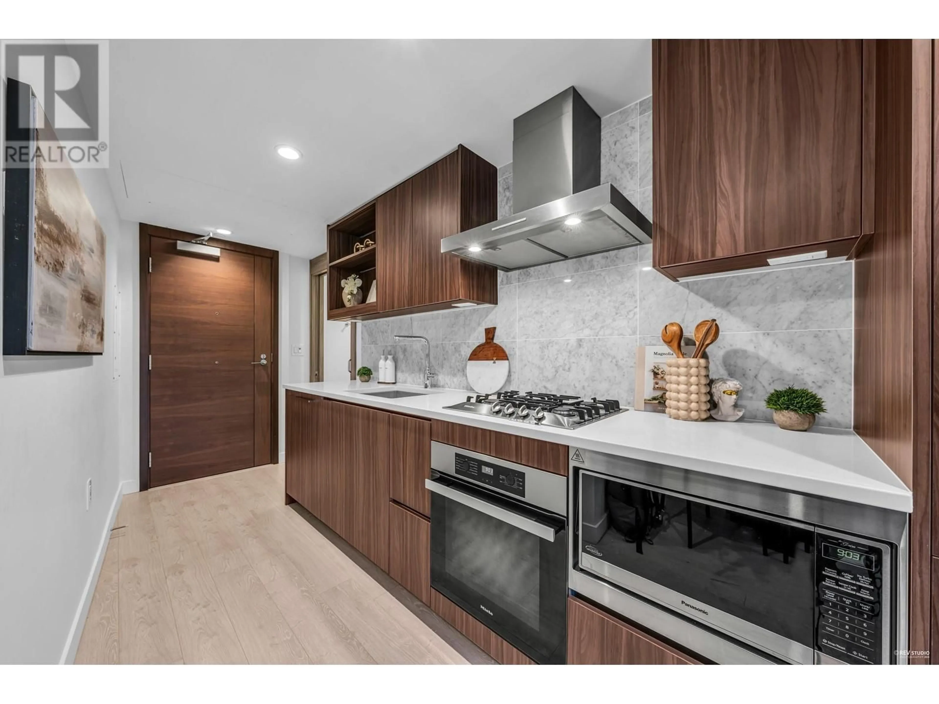 Contemporary kitchen, wood floors for 1219 1768 COOK STREET, Vancouver British Columbia V5Y0N3