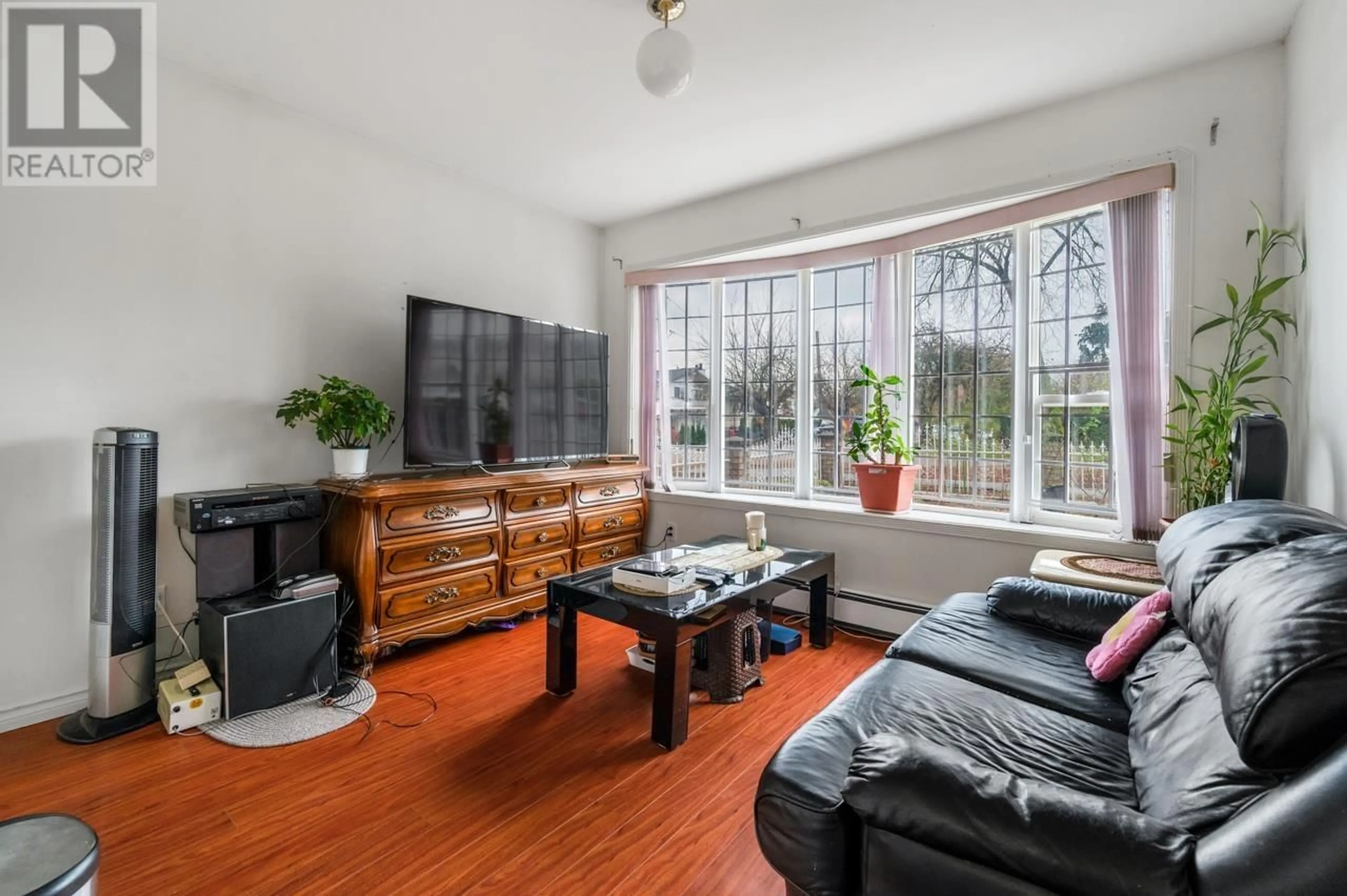 Living room, wood floors for 591 E 17TH AVENUE, Vancouver British Columbia V5V1B4