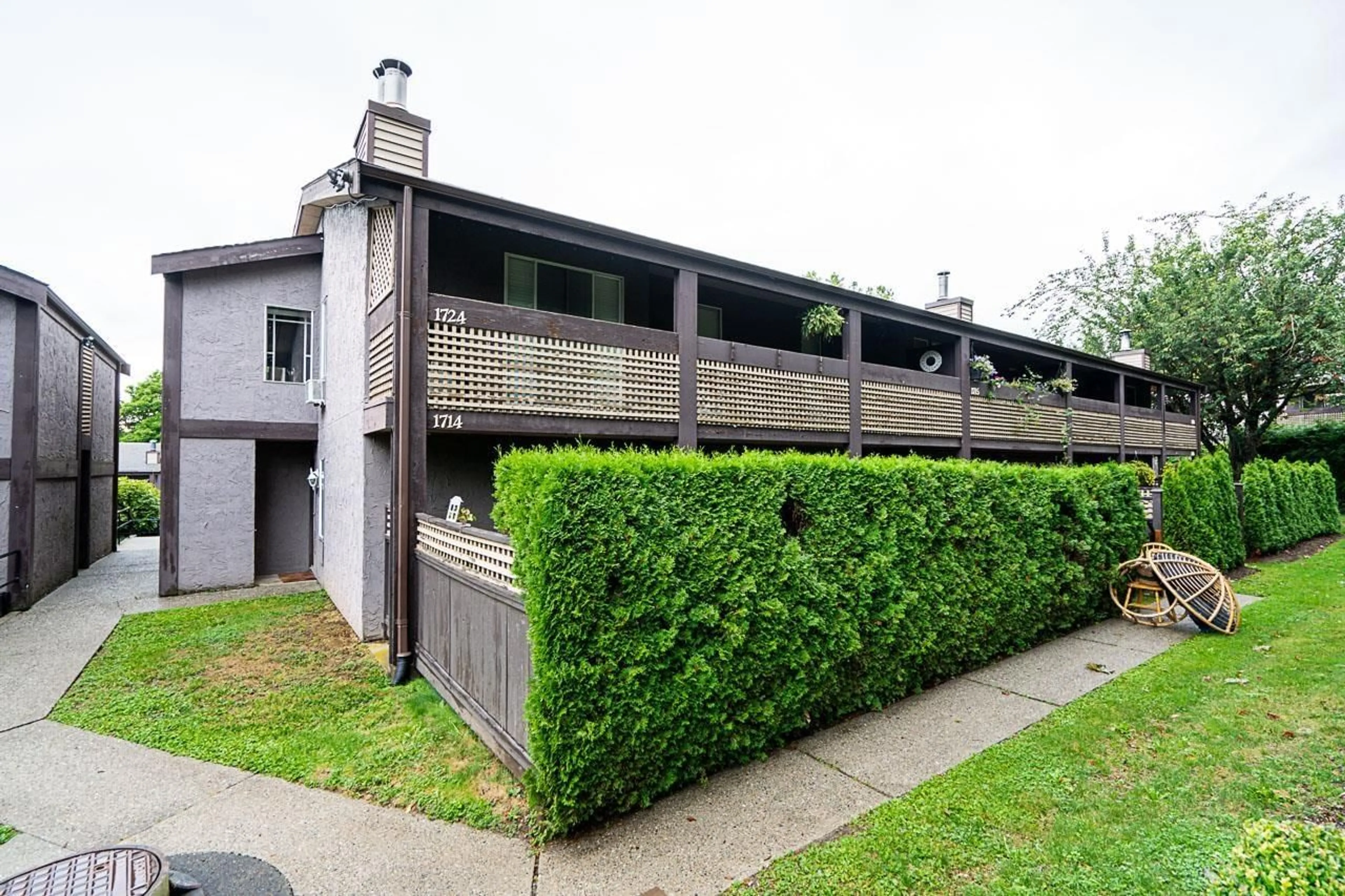 A pic from exterior of the house or condo, the front or back of building for 1714 34909 OLD YALE ROAD, Abbotsford British Columbia V3G2E7