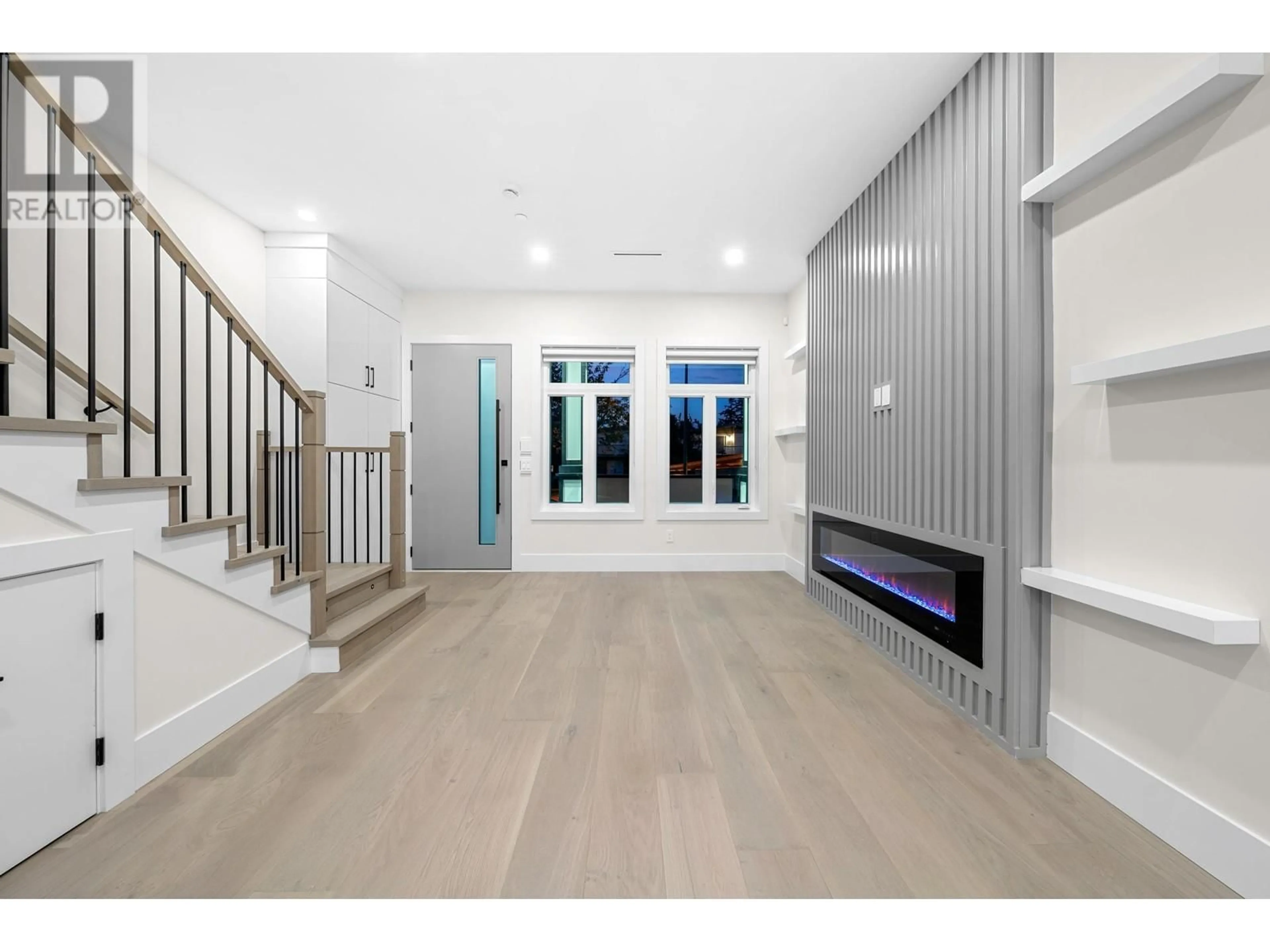 Indoor entryway, wood floors for 2888 E 54TH AVENUE, Vancouver British Columbia V5S1Y3