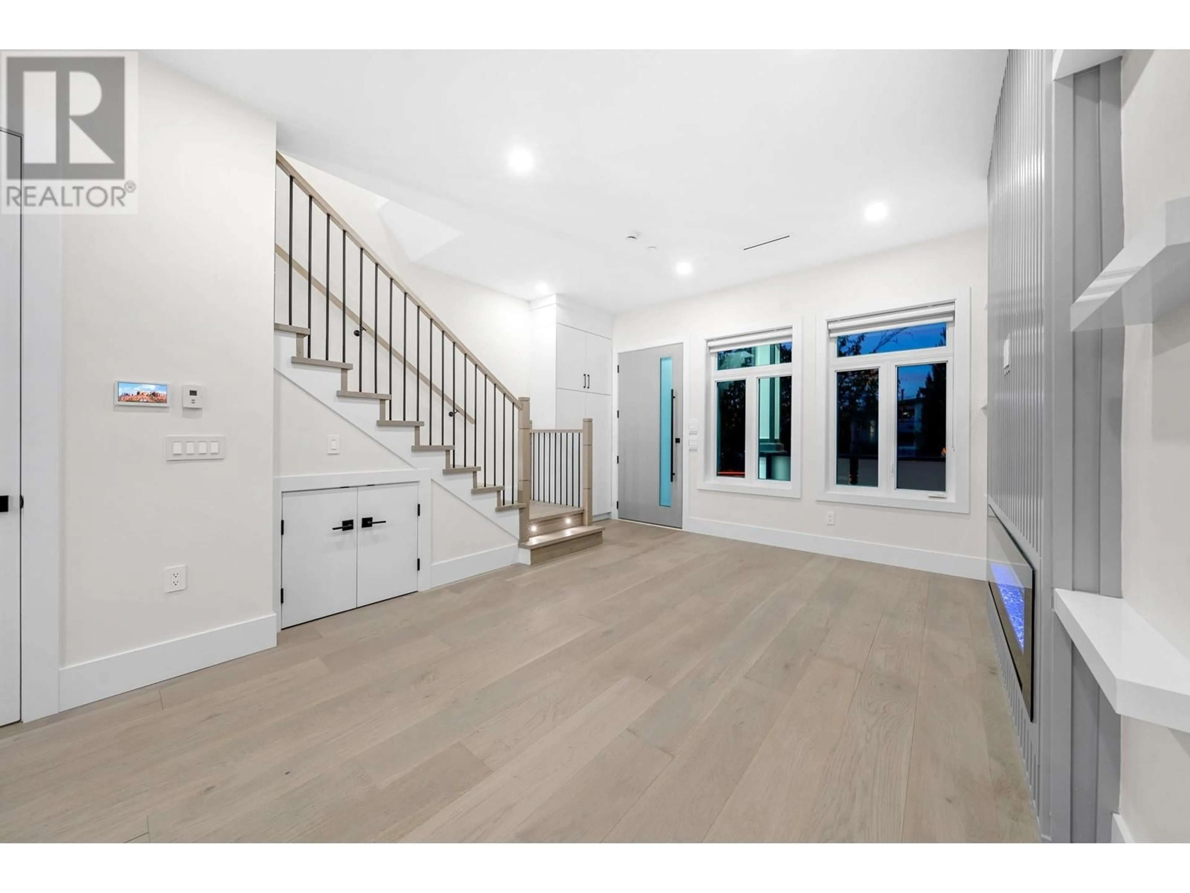 Indoor entryway, wood floors for 2888 E 54TH AVENUE, Vancouver British Columbia V5S1Y3