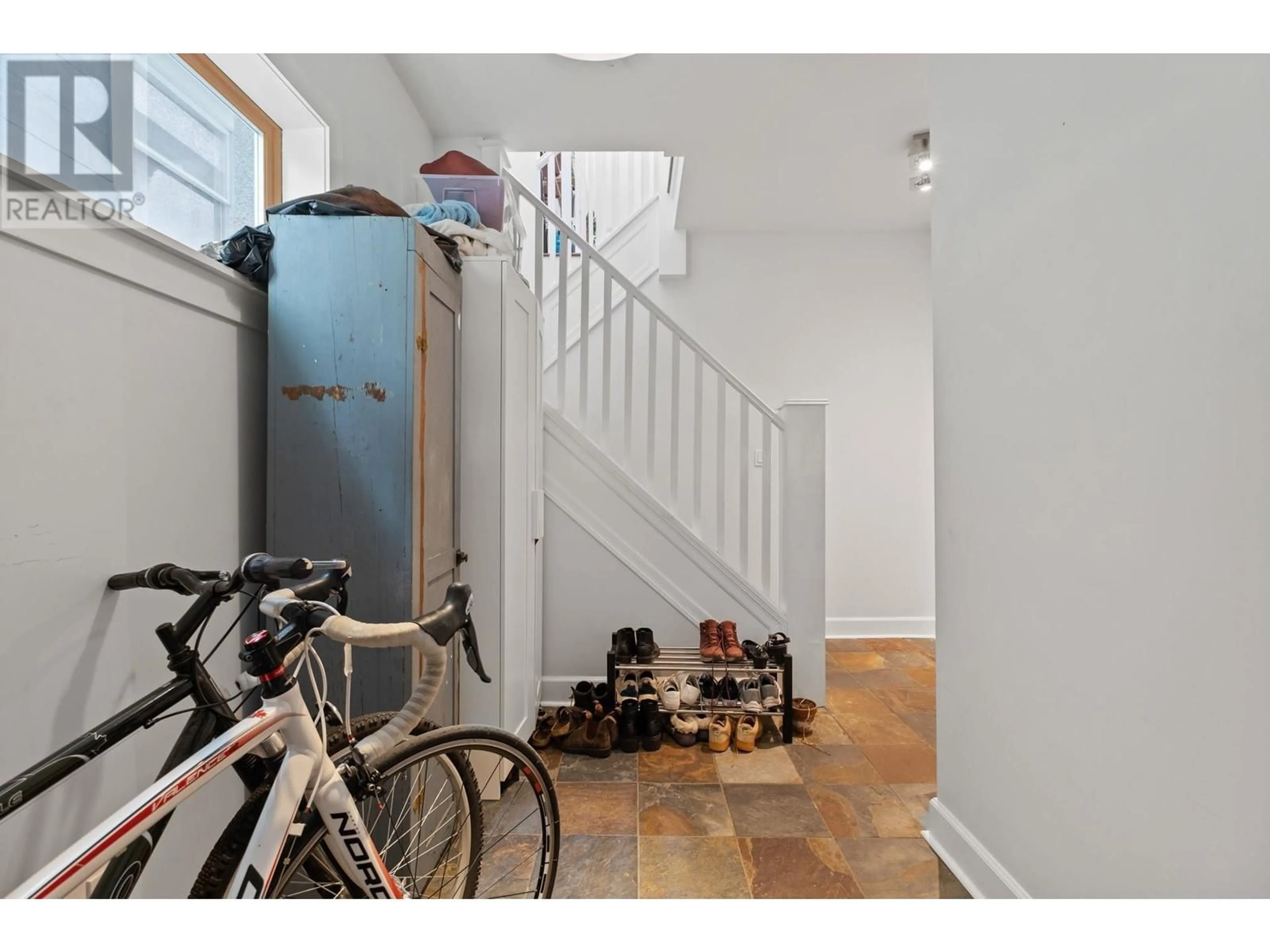 Indoor entryway, wood floors for 438 W 17TH AVENUE, Vancouver British Columbia V5Y2A2