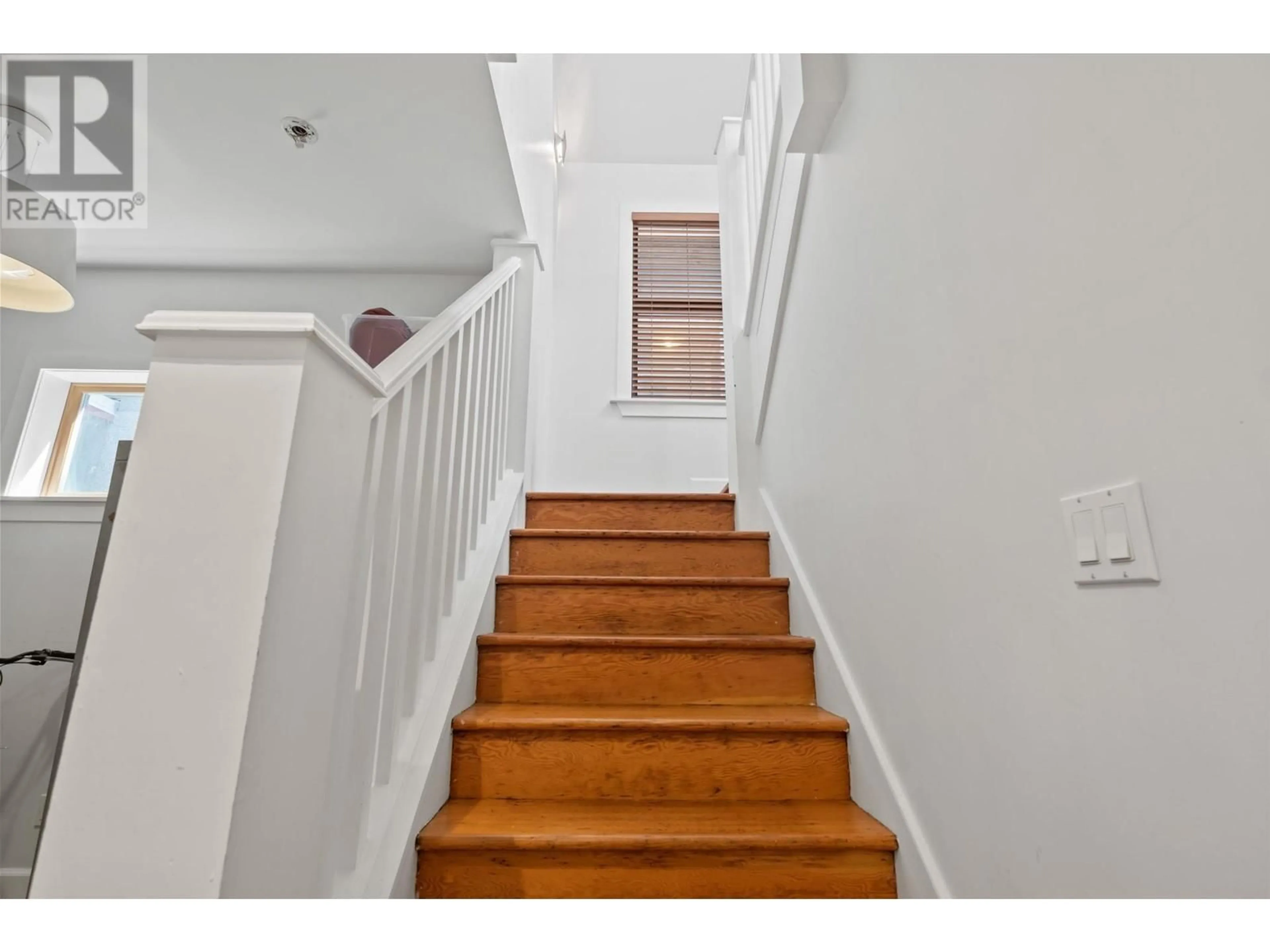 Stairs for 438 W 17TH AVENUE, Vancouver British Columbia V5Y2A2