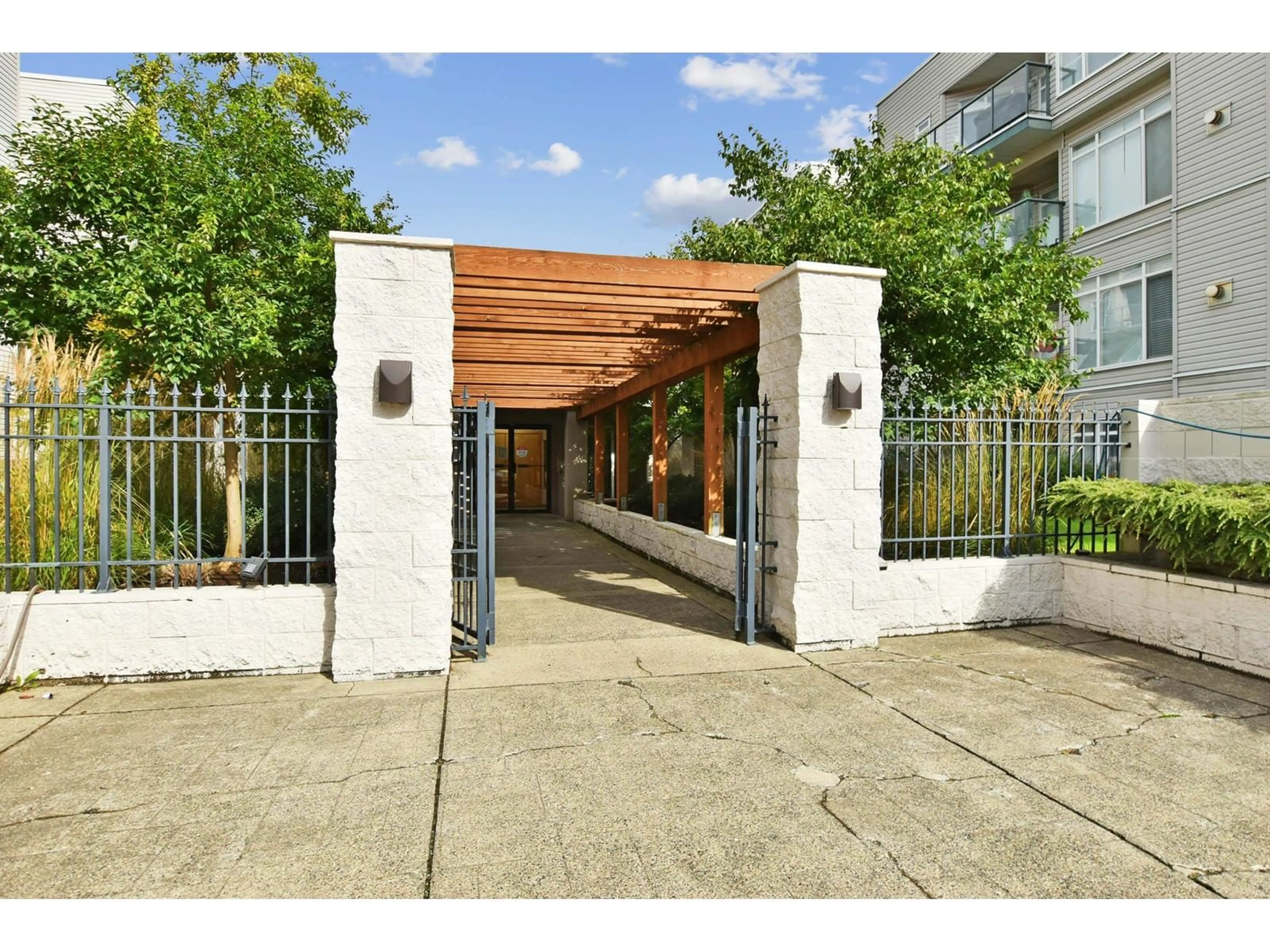 Indoor foyer for 309 32075 GEORGE FERGUSON WAY, Abbotsford British Columbia V2T2K7