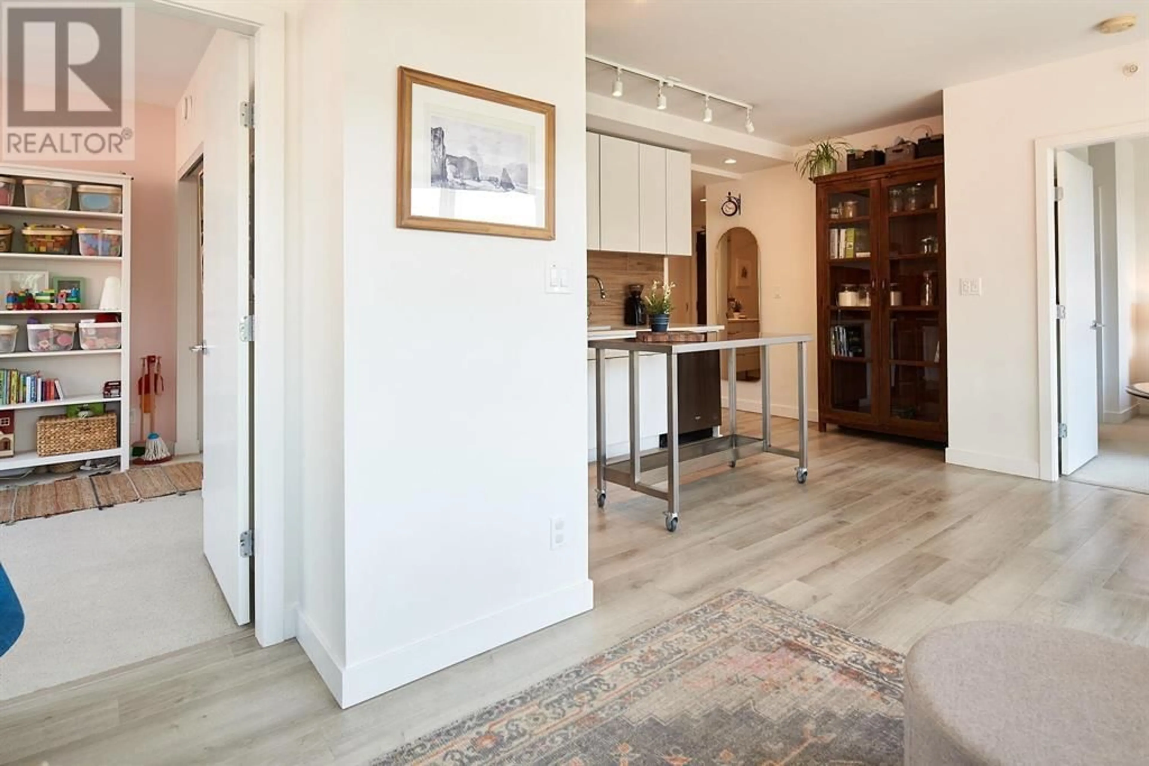 Indoor entryway, wood floors for 303 200 NELSON'S CRESCENT, New Westminster British Columbia V3L0H4