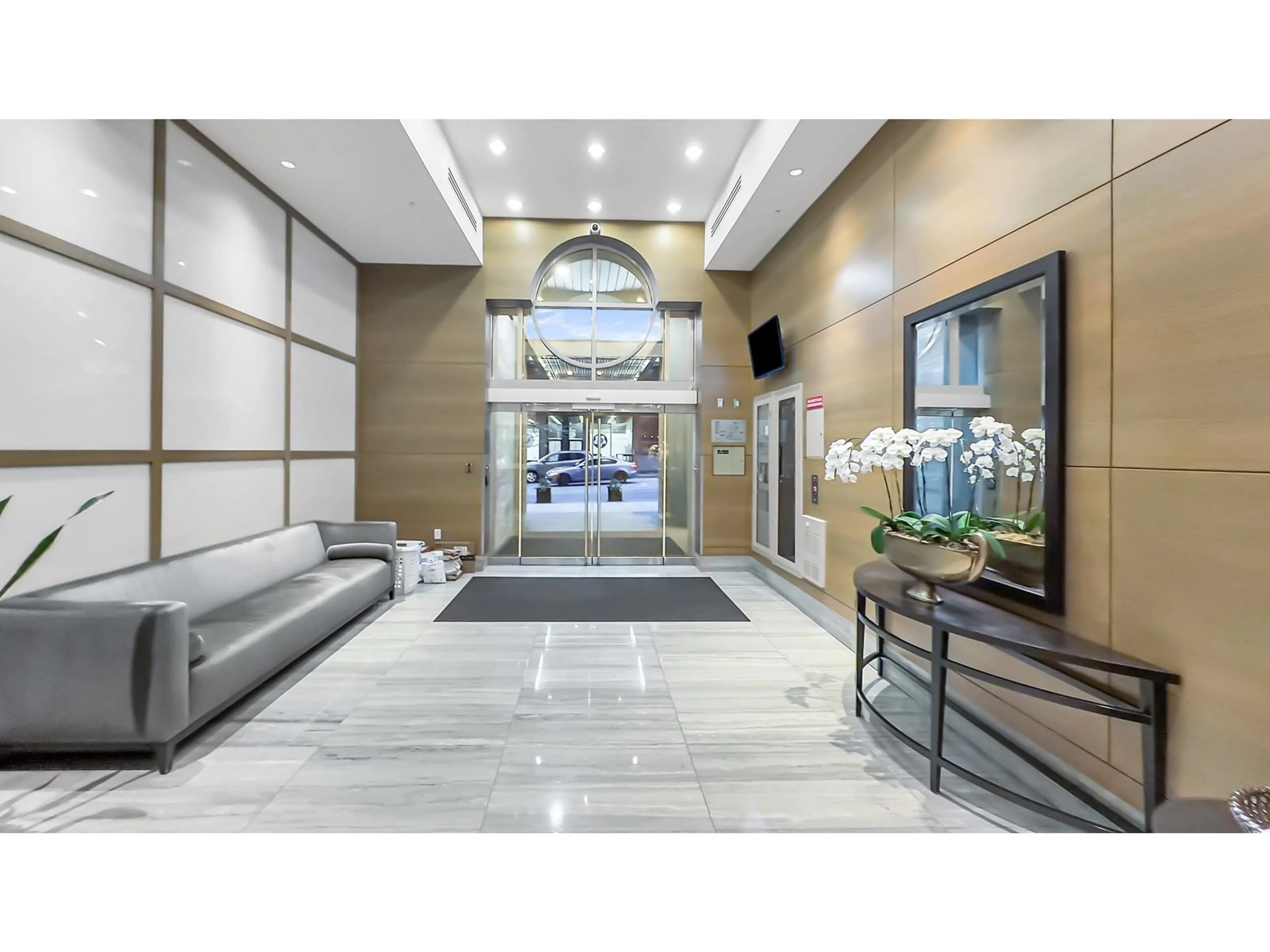 Indoor lobby for 1203 15152 RUSSELL AVENUE, White Rock British Columbia V4B0A3