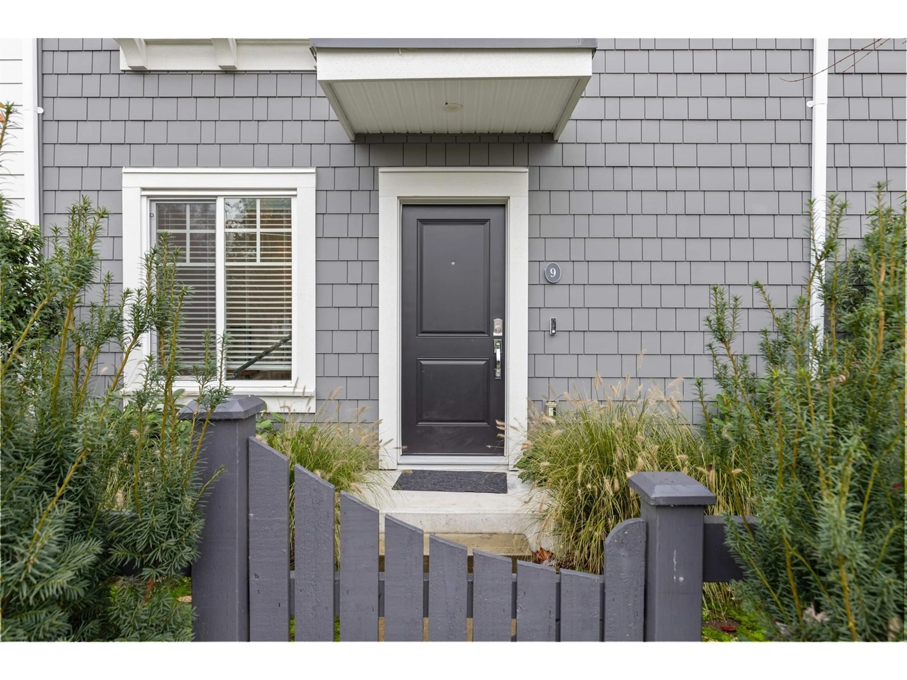 Indoor entryway, wood floors for 9 15489 99A AVENUE, Surrey British Columbia V3R0G9