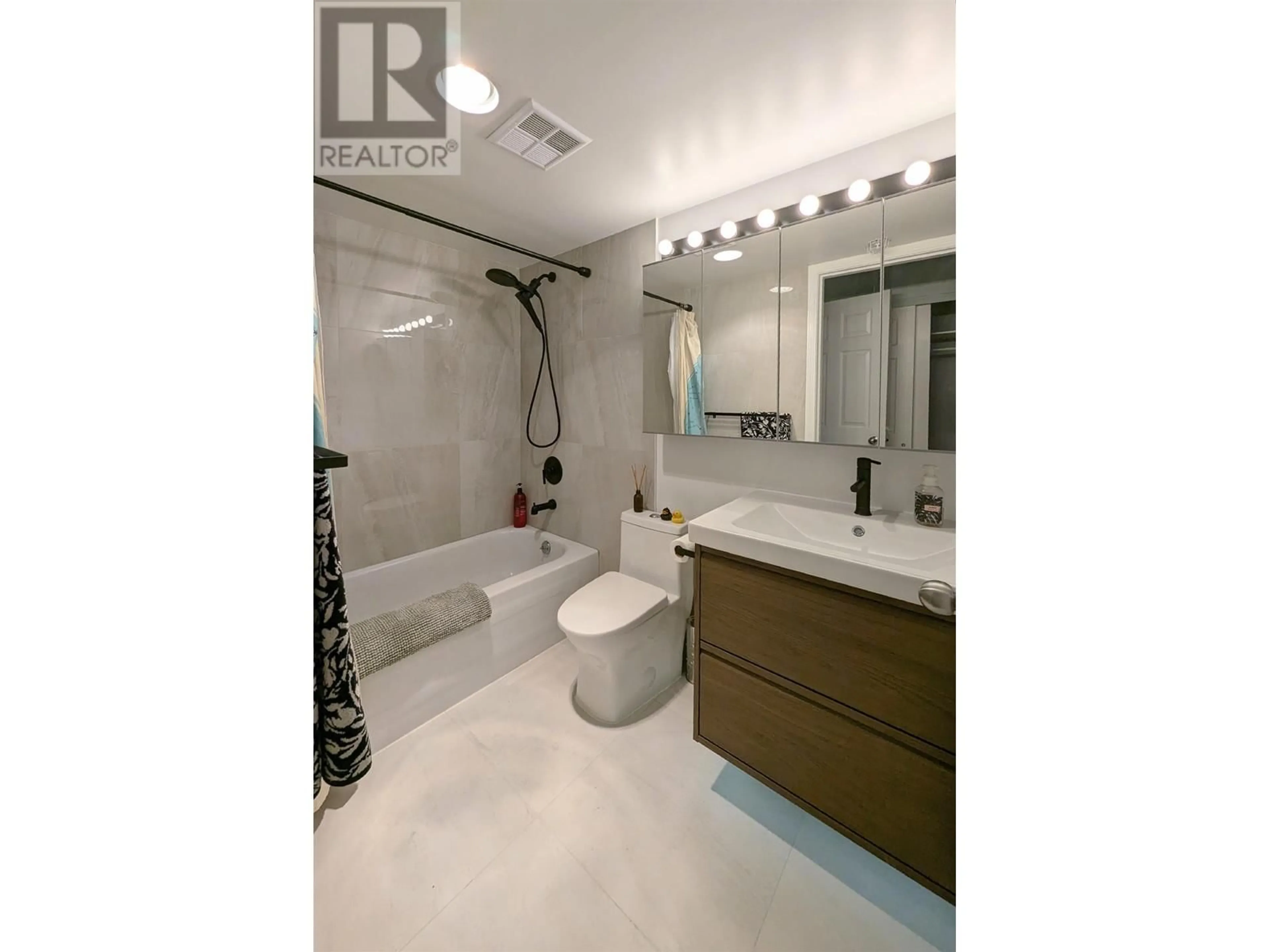 Bathroom, ceramic floors for 309 1188 RICHARDS STREET, Vancouver British Columbia V6B3E6