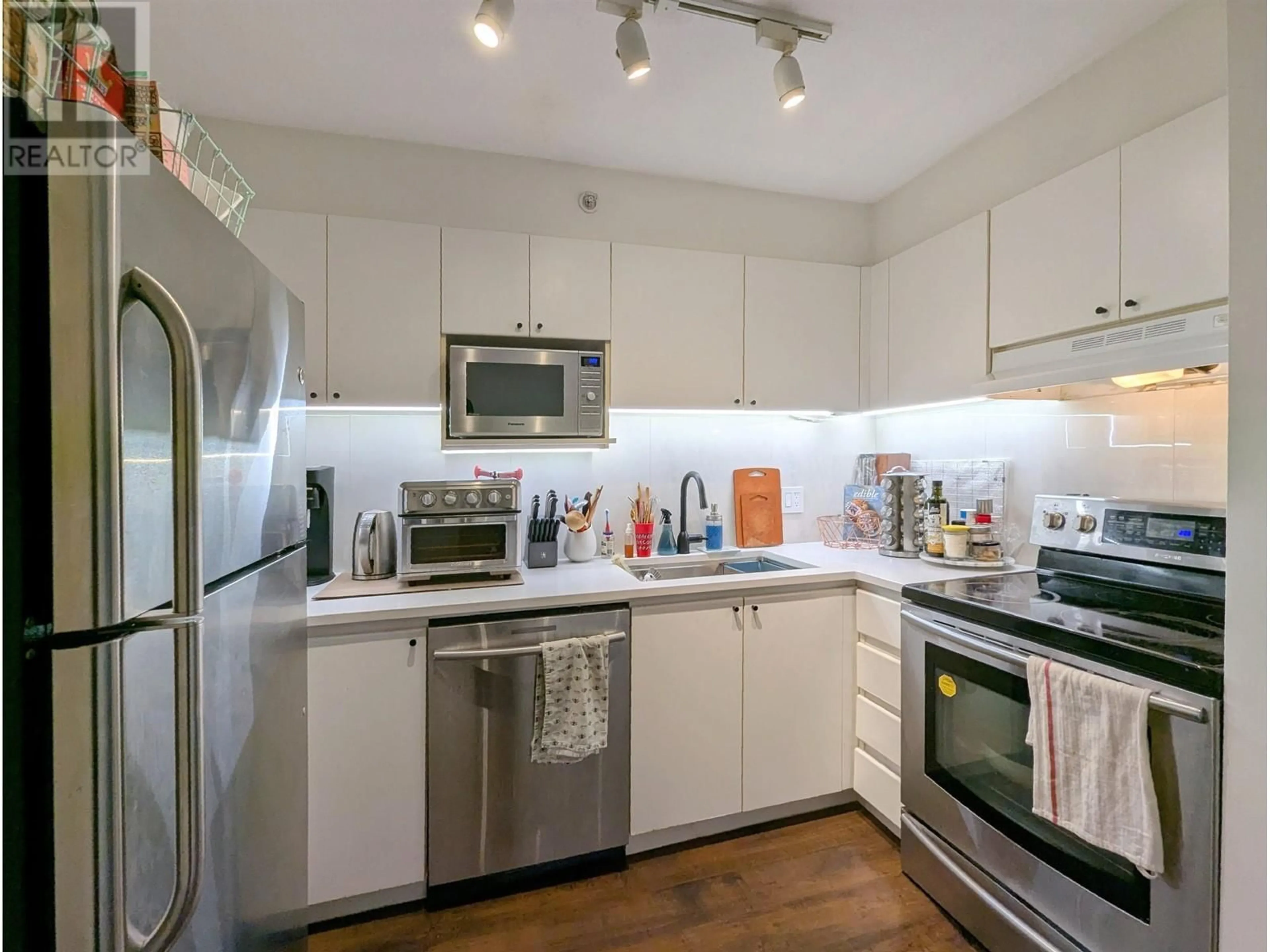 Standard kitchen for 309 1188 RICHARDS STREET, Vancouver British Columbia V6B3E6