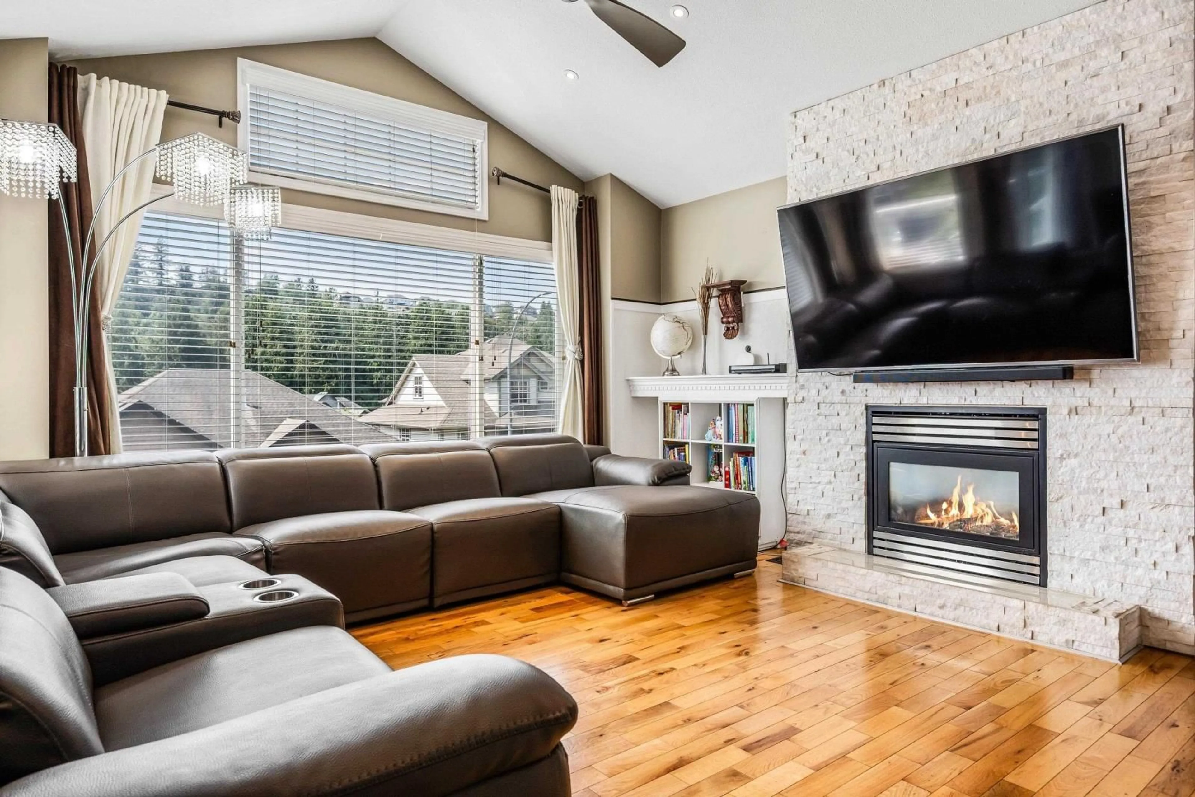 Living room, wood floors for 46082 BRIDLE RIDGE CRESCENT, Sardis British Columbia V2R5W3