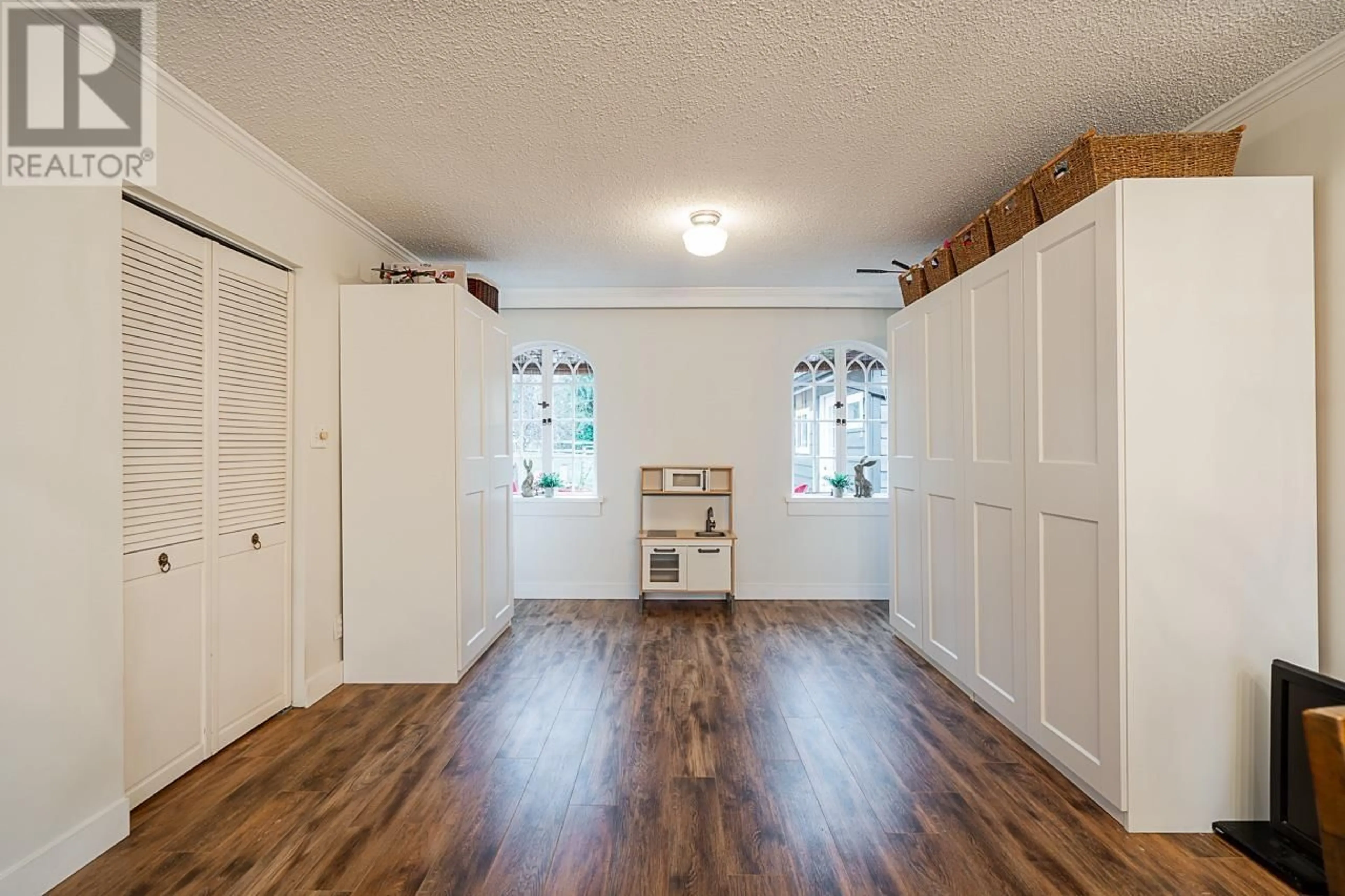 Indoor entryway, wood floors for 12082 261 STREET, Maple Ridge British Columbia V2W2A6