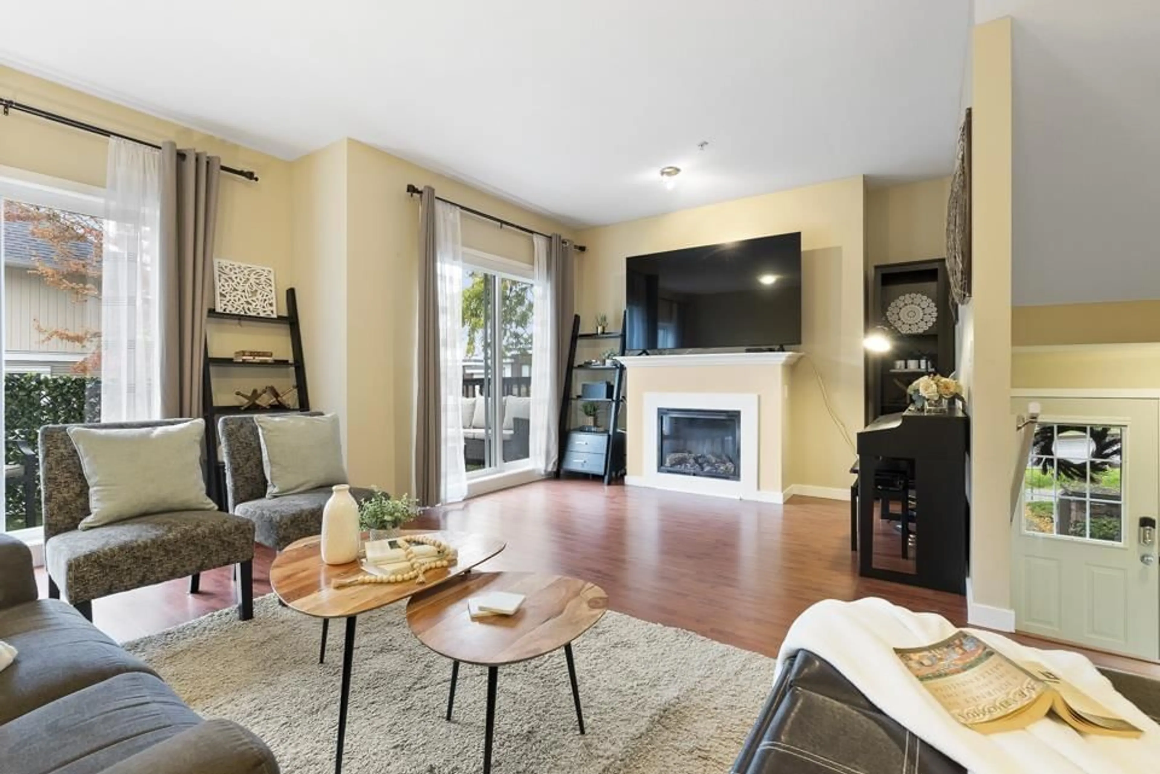 Living room, wood floors for 40 20159 68 AVENUE, Langley British Columbia V2Y3H9