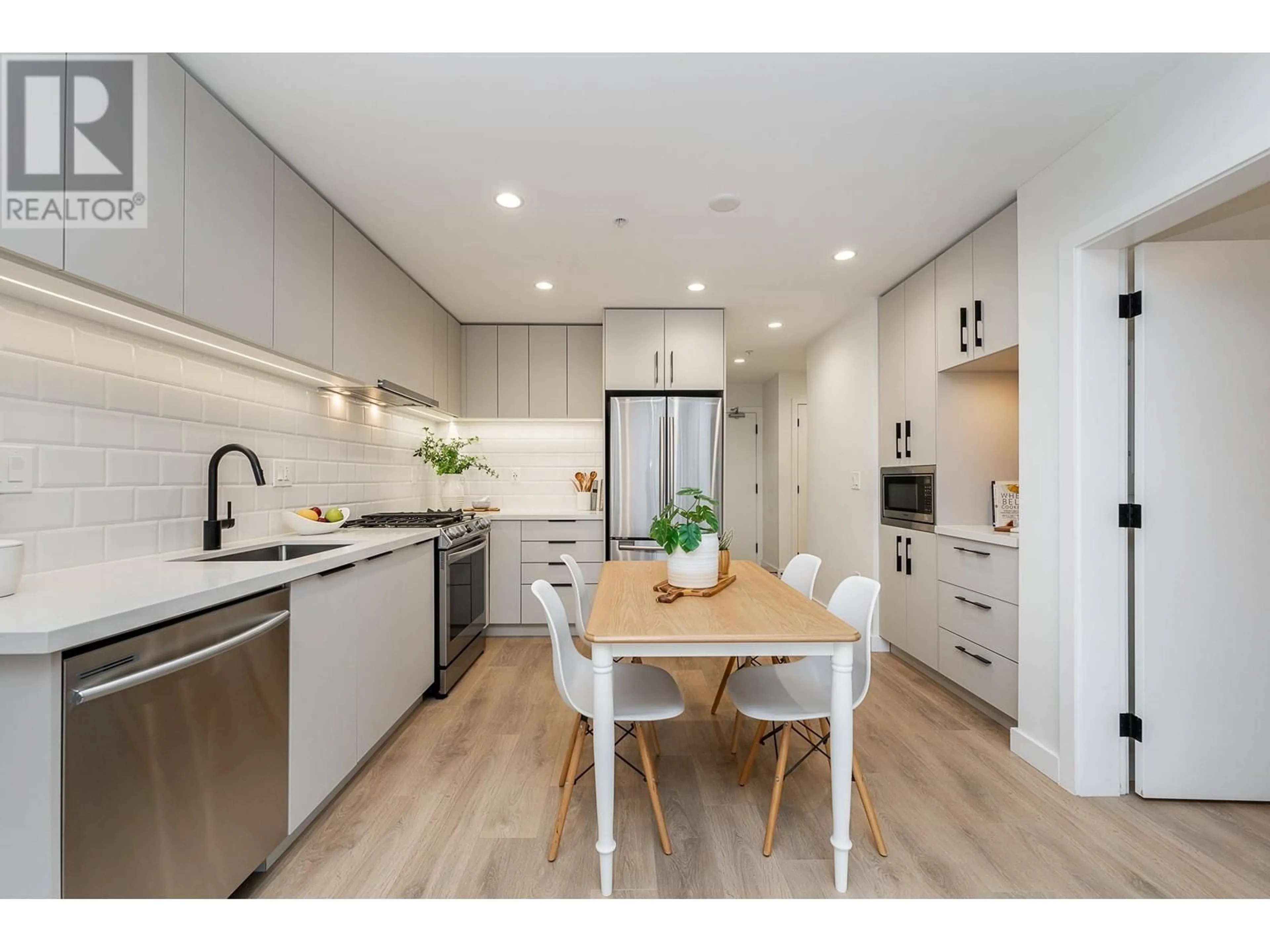 Open concept kitchen for 309 3038 ST GEORGE STREET, Port Moody British Columbia V3H0L3