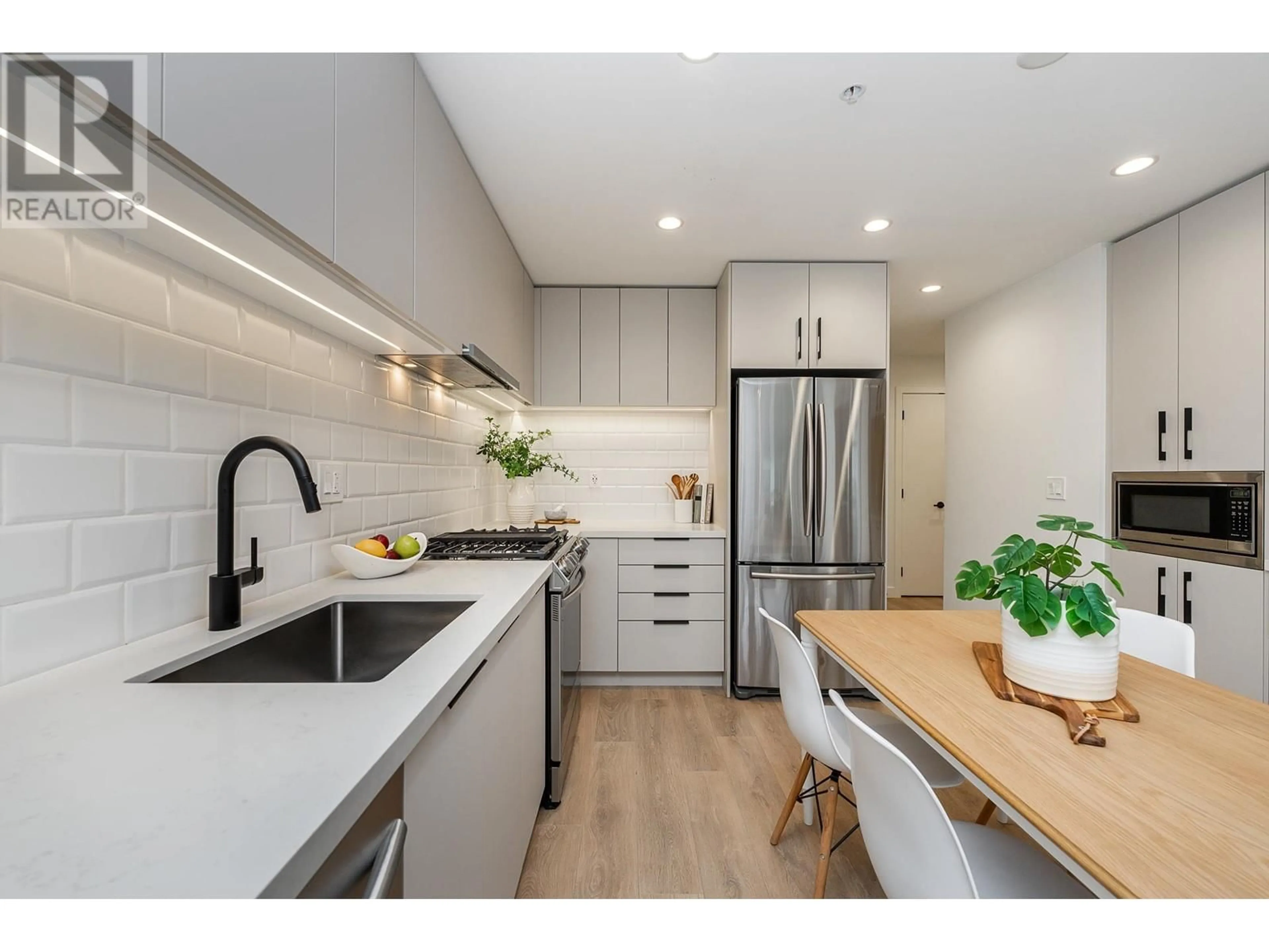 Open concept kitchen for 309 3038 ST GEORGE STREET, Port Moody British Columbia V3H0L3