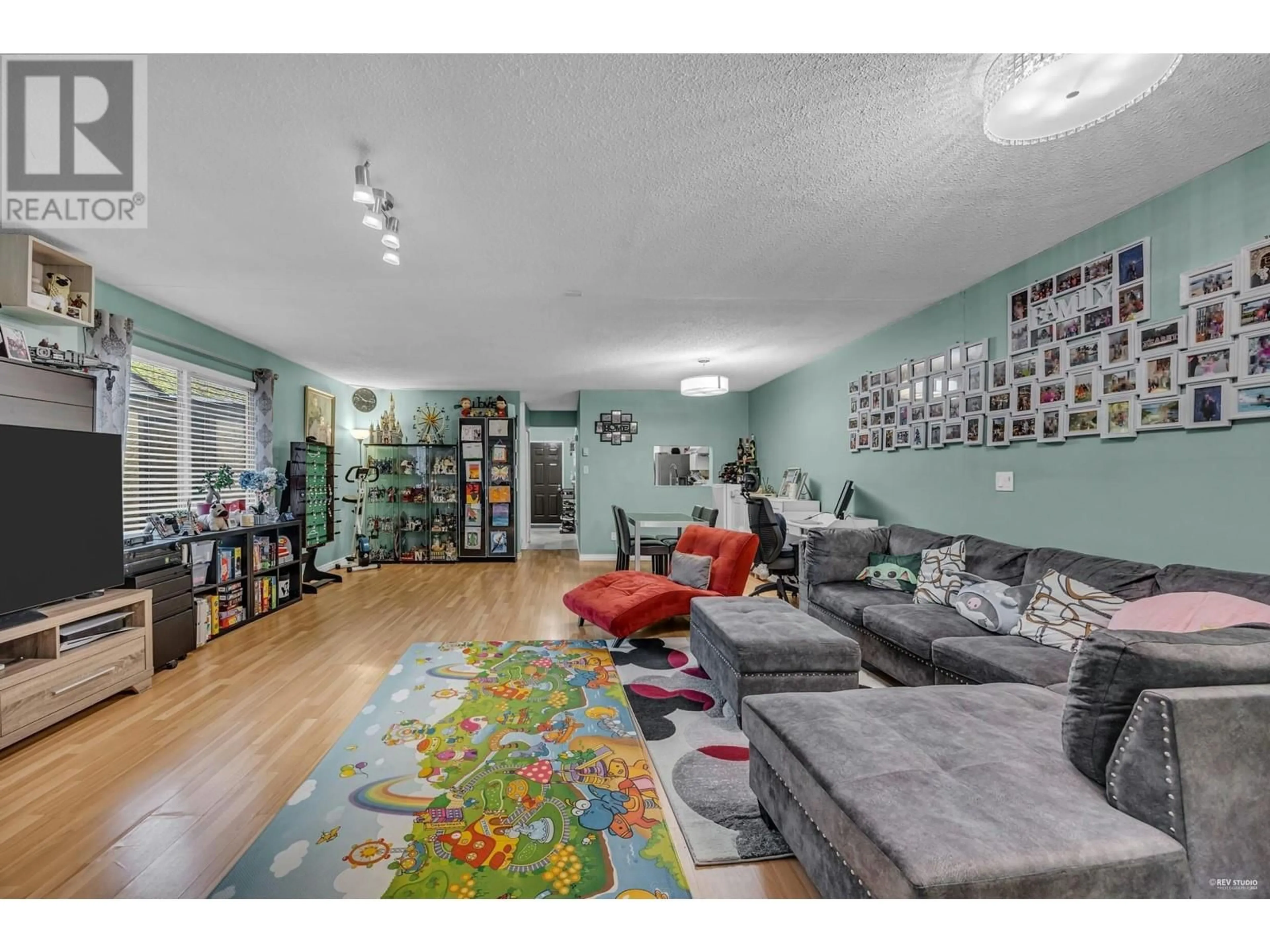 Living room, wood floors for 4180 TYSON PLACE, Richmond British Columbia V7C4T5