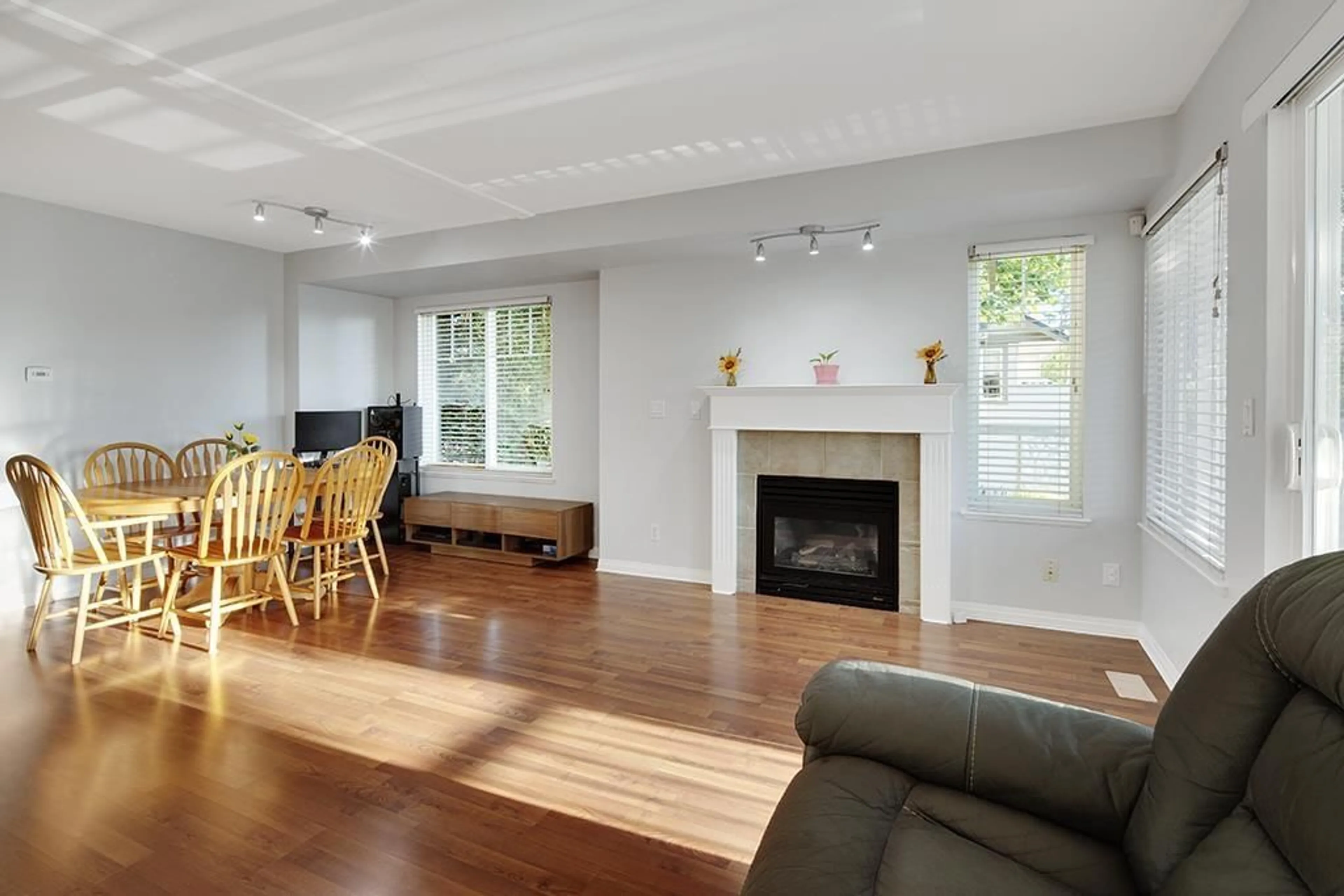 Living room, wood floors for 54 8888 151 STREET, Surrey British Columbia V3R0Z9