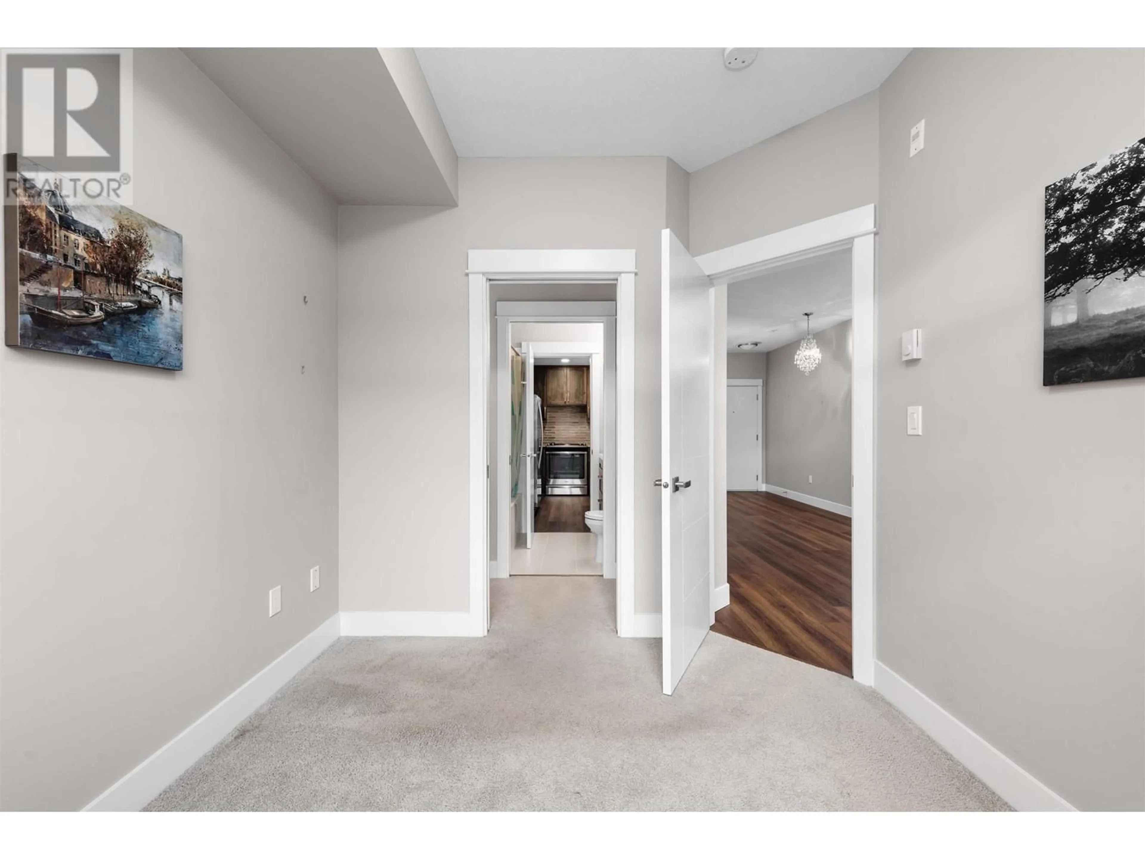 Indoor entryway, wood floors for 402 2495 WILSON AVENUE, Port Coquitlam British Columbia V3C0E4