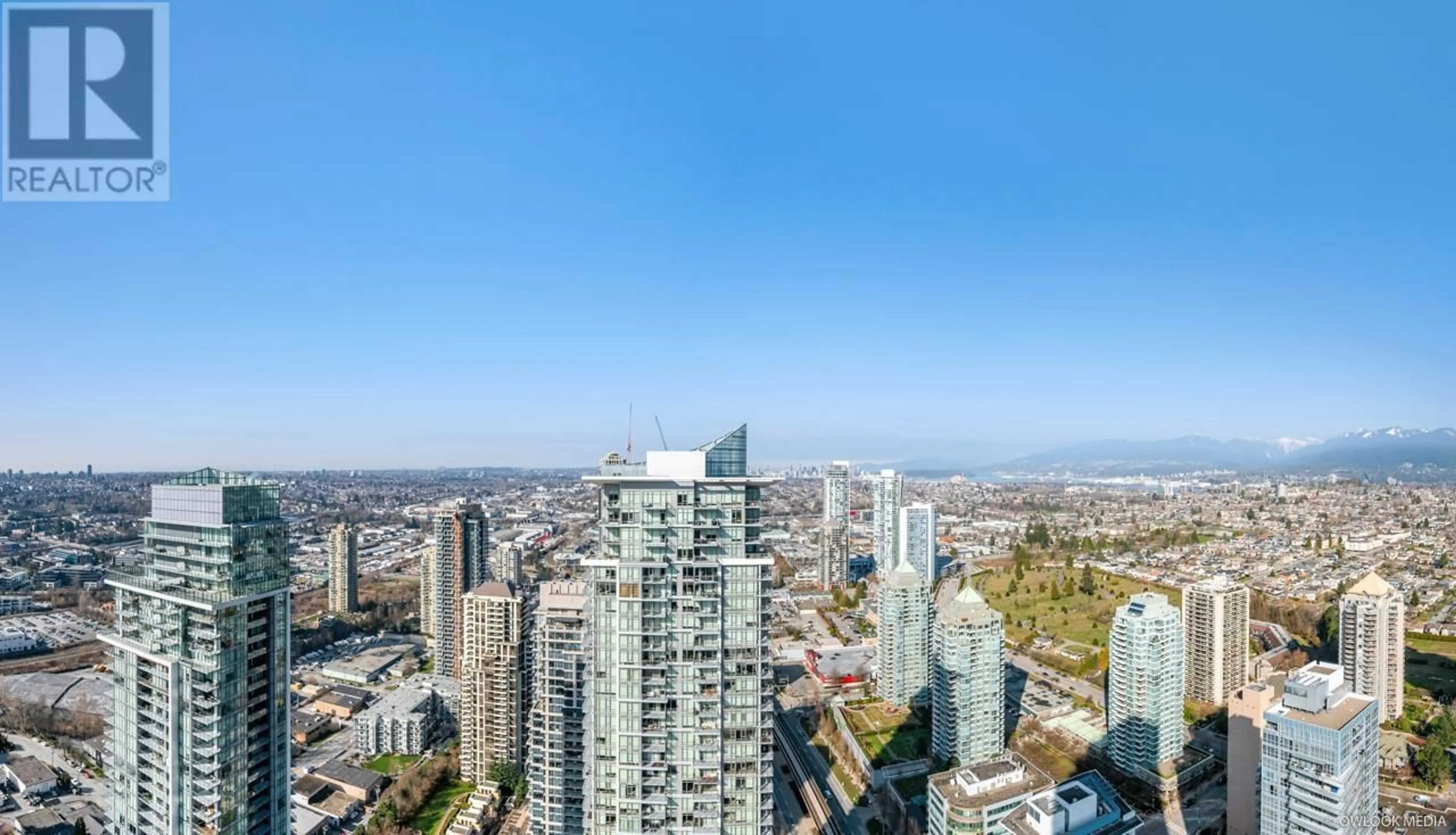 A pic from outside/outdoor area/front of a property/back of a property/a pic from drone, city buildings view from balcony for 4201 - 4485 SKYLINE DRIVE, Burnaby British Columbia V5C0J2