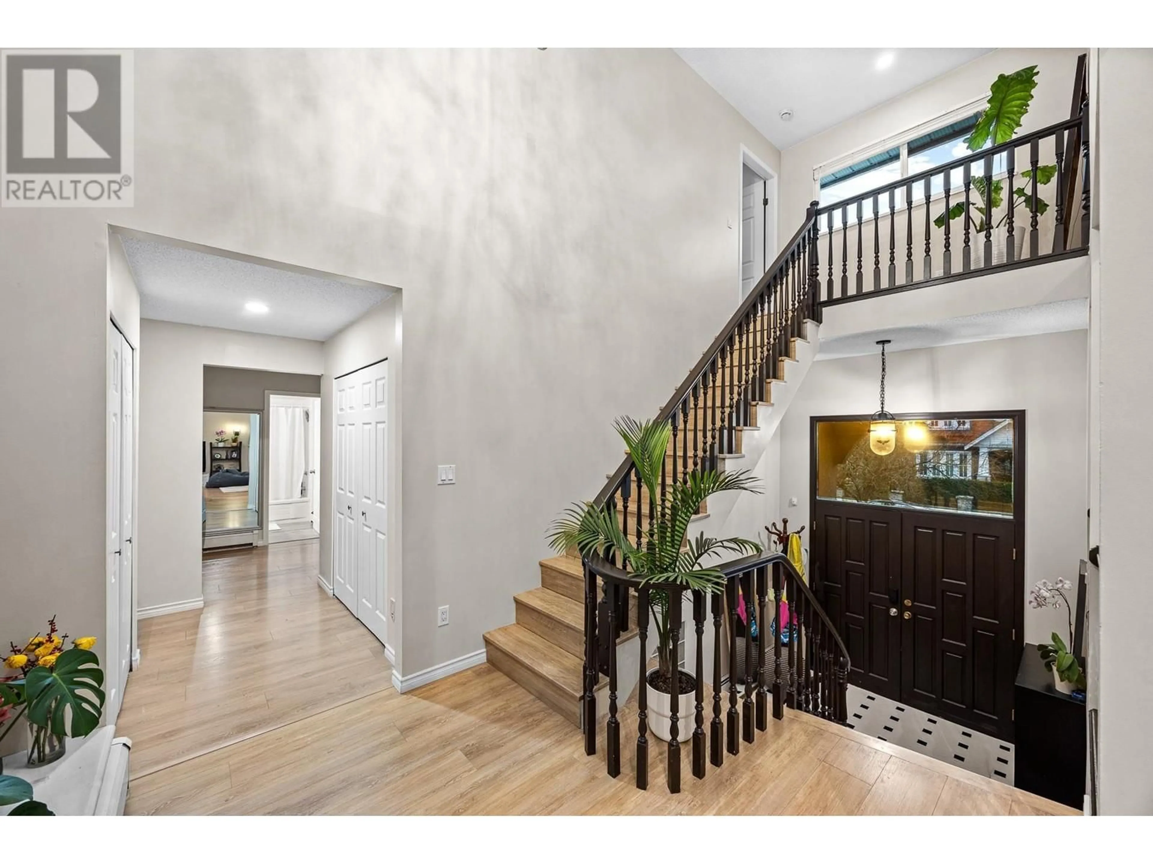 Indoor entryway, wood floors for 3539 W 40TH AVENUE, Vancouver British Columbia V6N3B7