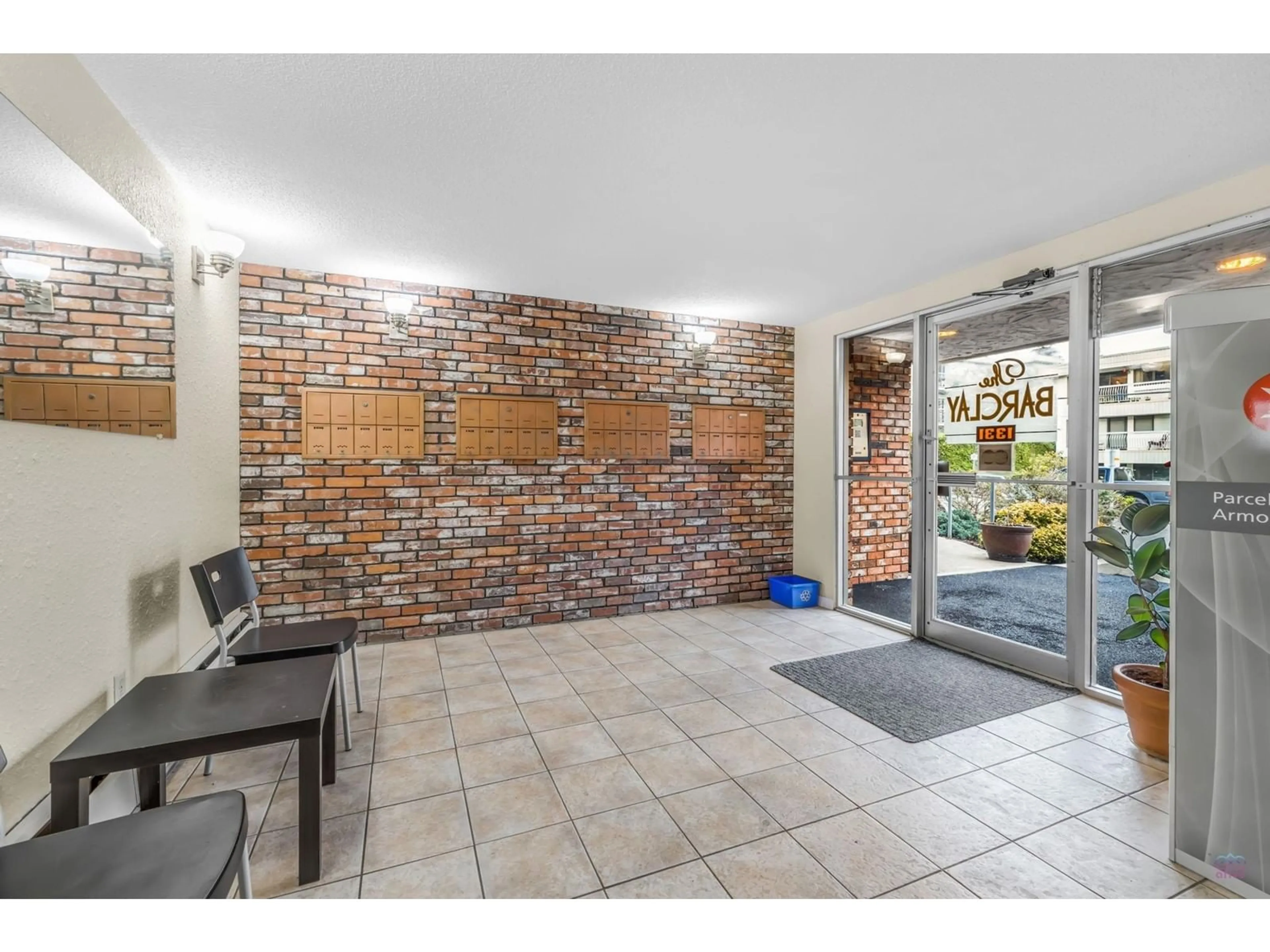 Indoor foyer, ceramic floors for 106 1331 FIR STREET, White Rock British Columbia V4B4B3