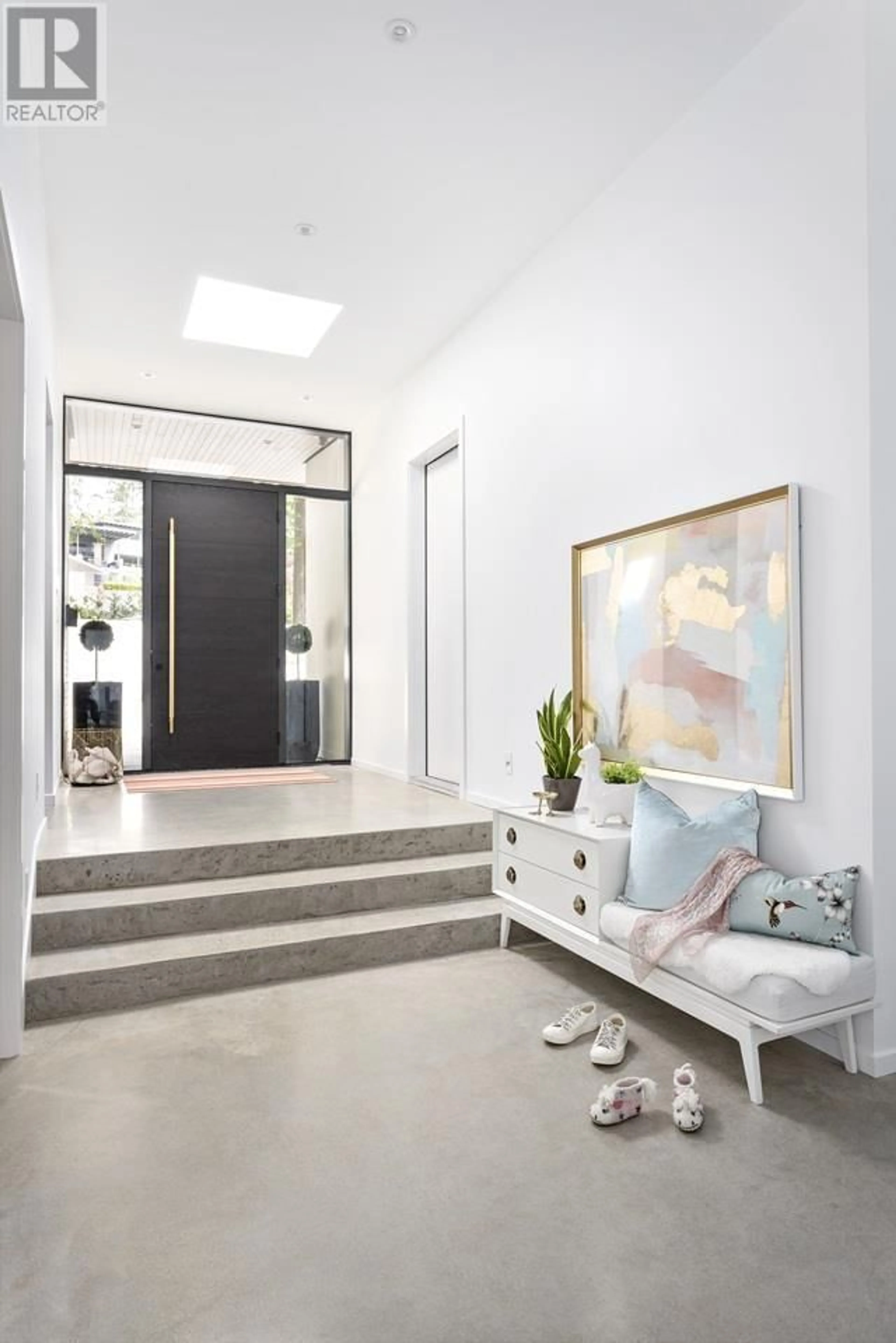 Indoor entryway, cement floor for 510 BURHILL ROAD, West Vancouver British Columbia V7S1E8