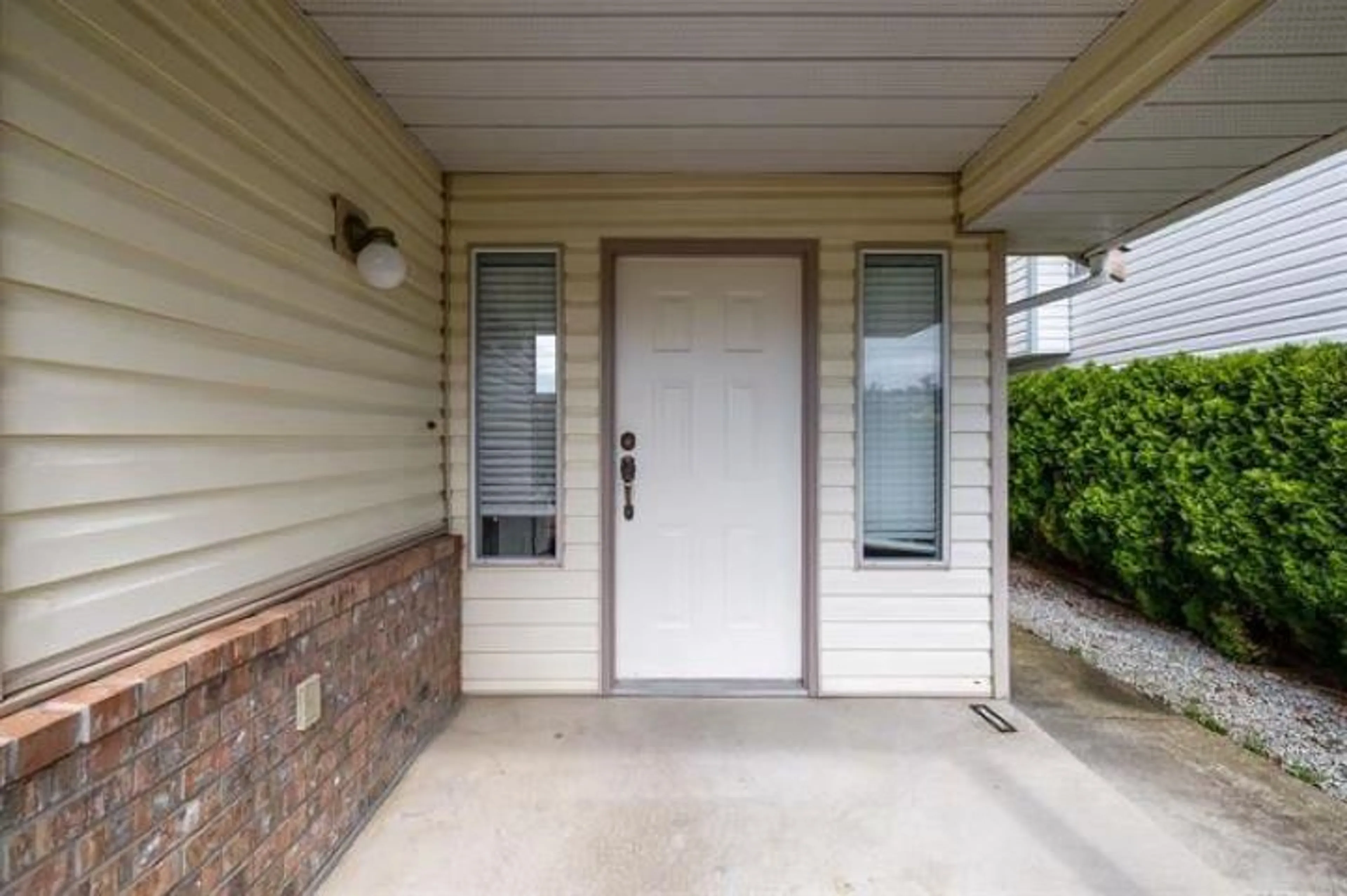 Indoor entryway, cement floor for 32105 SORRENTO AVENUE, Abbotsford British Columbia V2T5B7