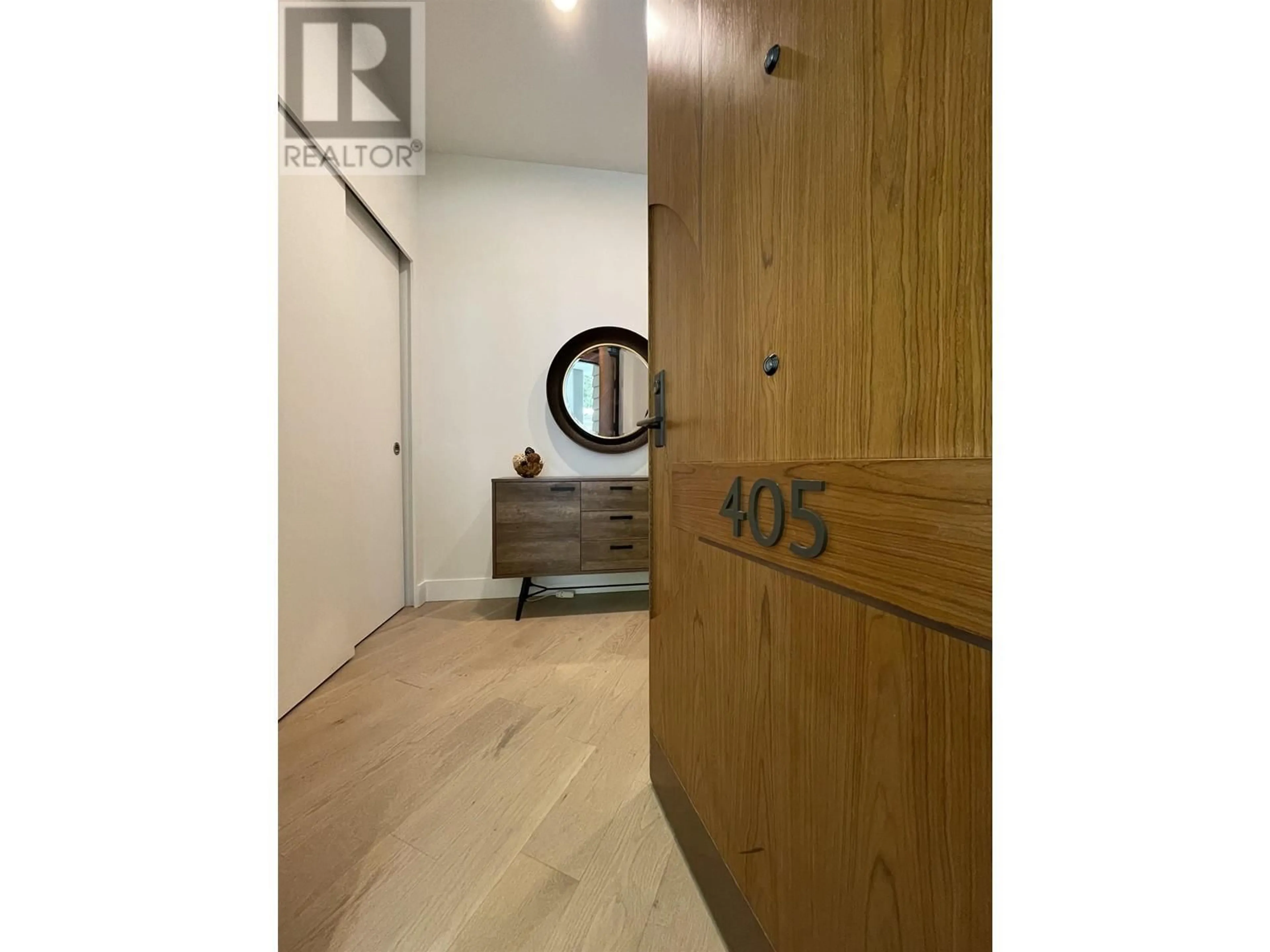 Indoor foyer, wood floors for 405 6687 NELSON AVENUE, West Vancouver British Columbia V7W2B2