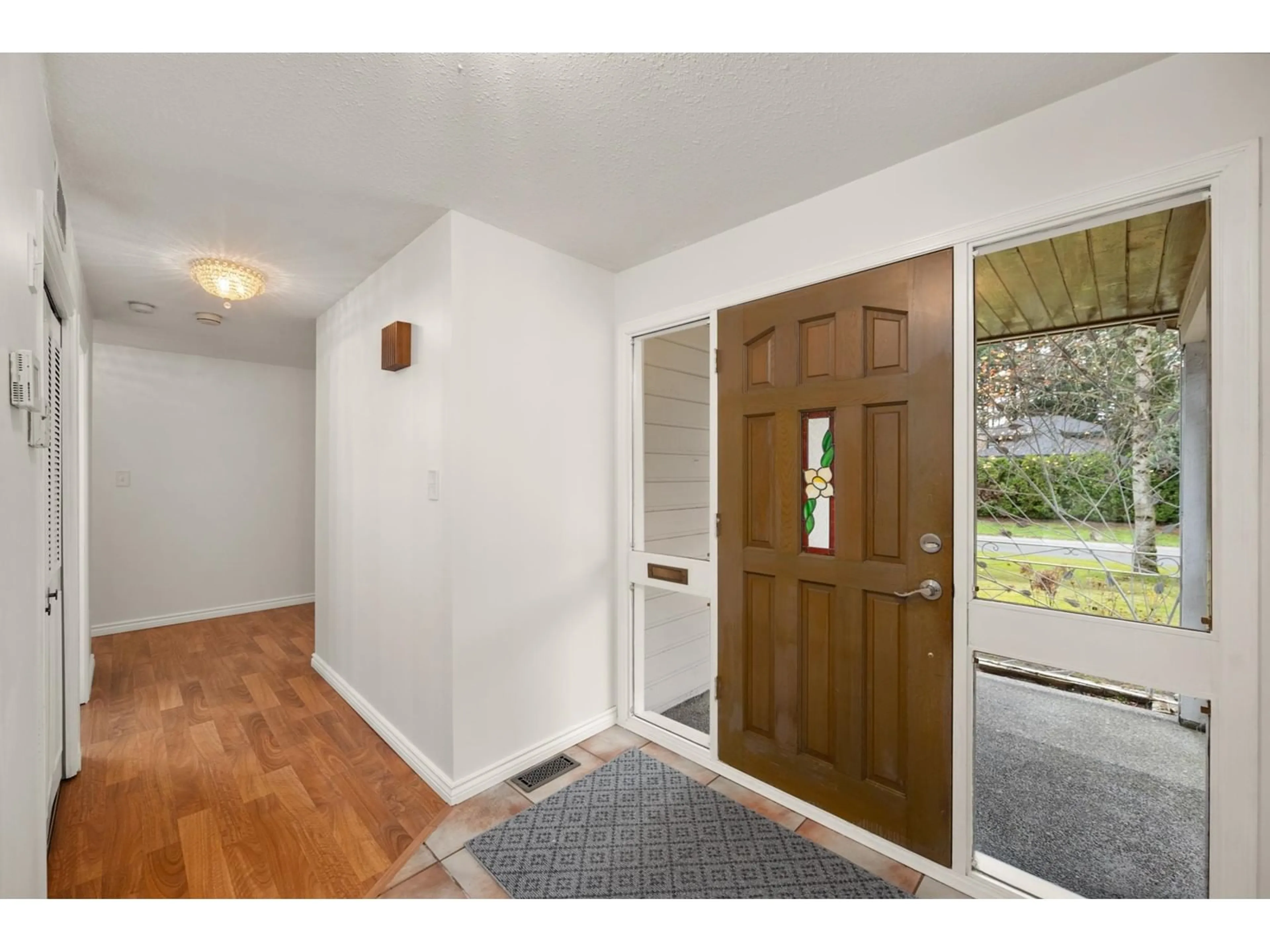 Indoor entryway, wood floors for 12184 57A AVENUE, Surrey British Columbia V3X2S3