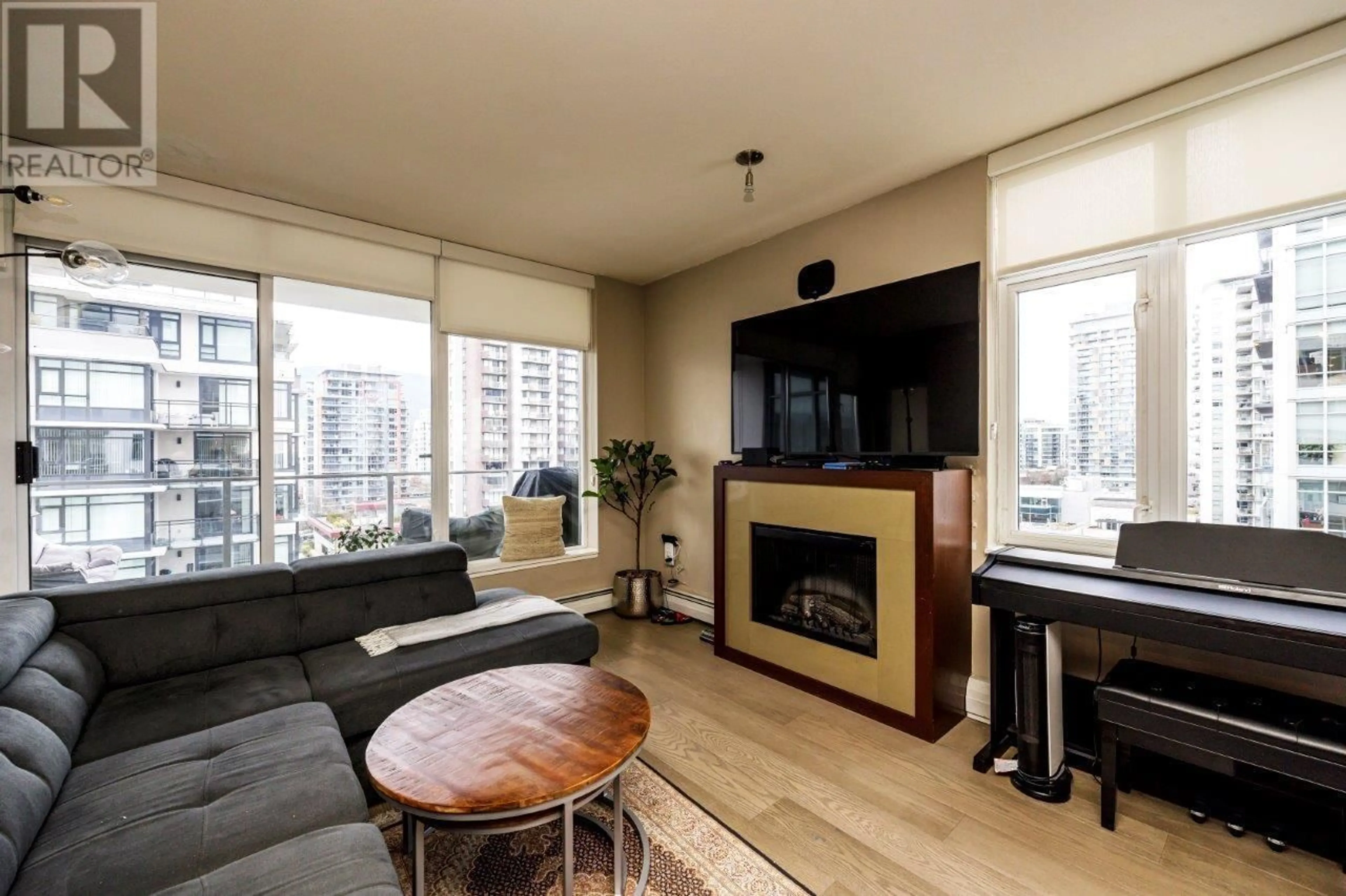 Living room, wood floors for 1207 1320 CHESTERFIELD AVENUE, North Vancouver British Columbia V7M0A6