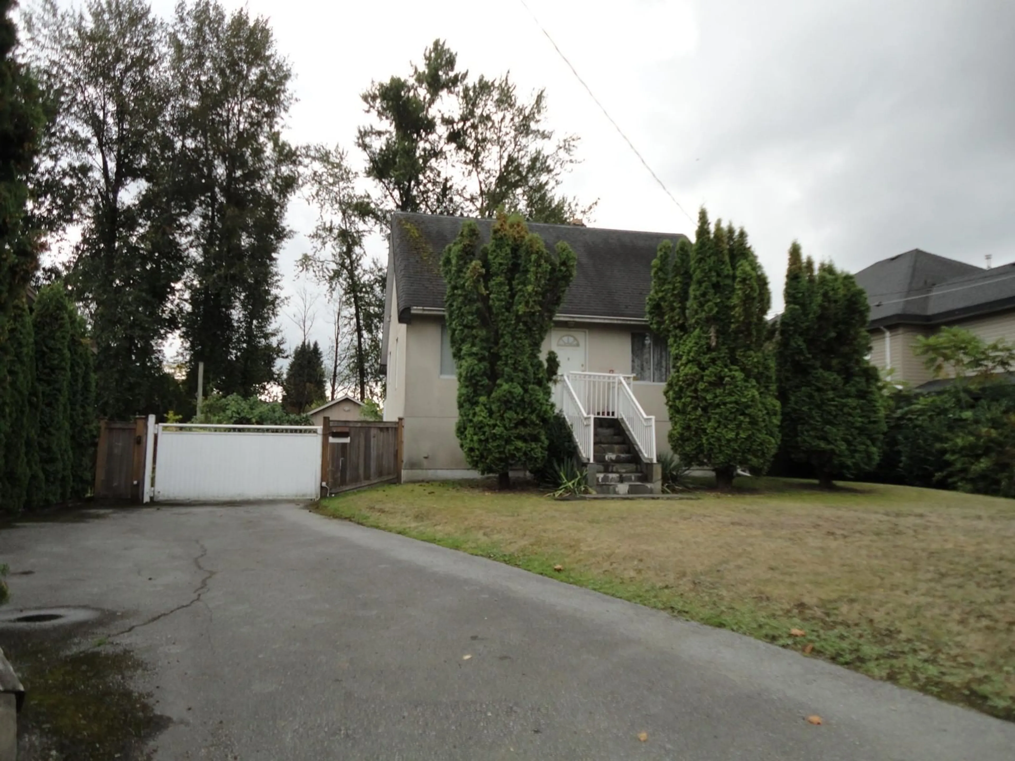 Frontside or backside of a home, the street view for 13268 96 AVENUE, Surrey British Columbia V3V1Y4