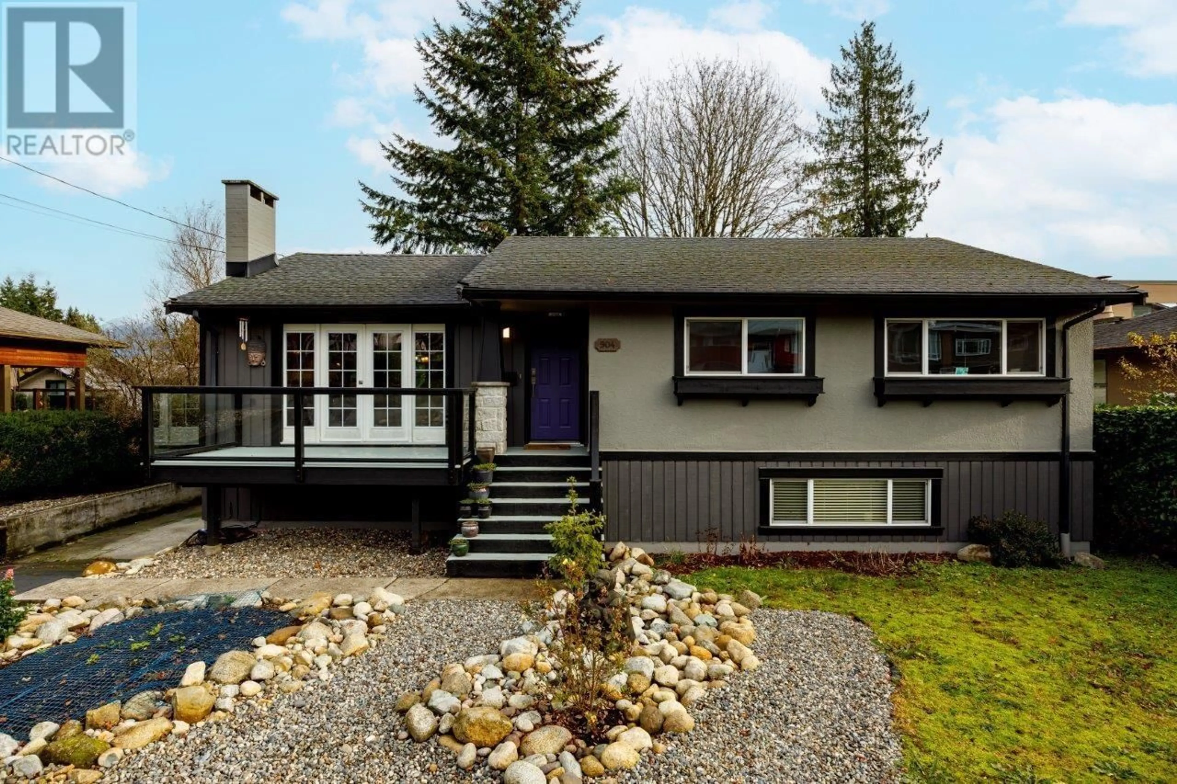 Home with vinyl exterior material for 904 HUNTINGDON CRESCENT, North Vancouver British Columbia V7G1M3