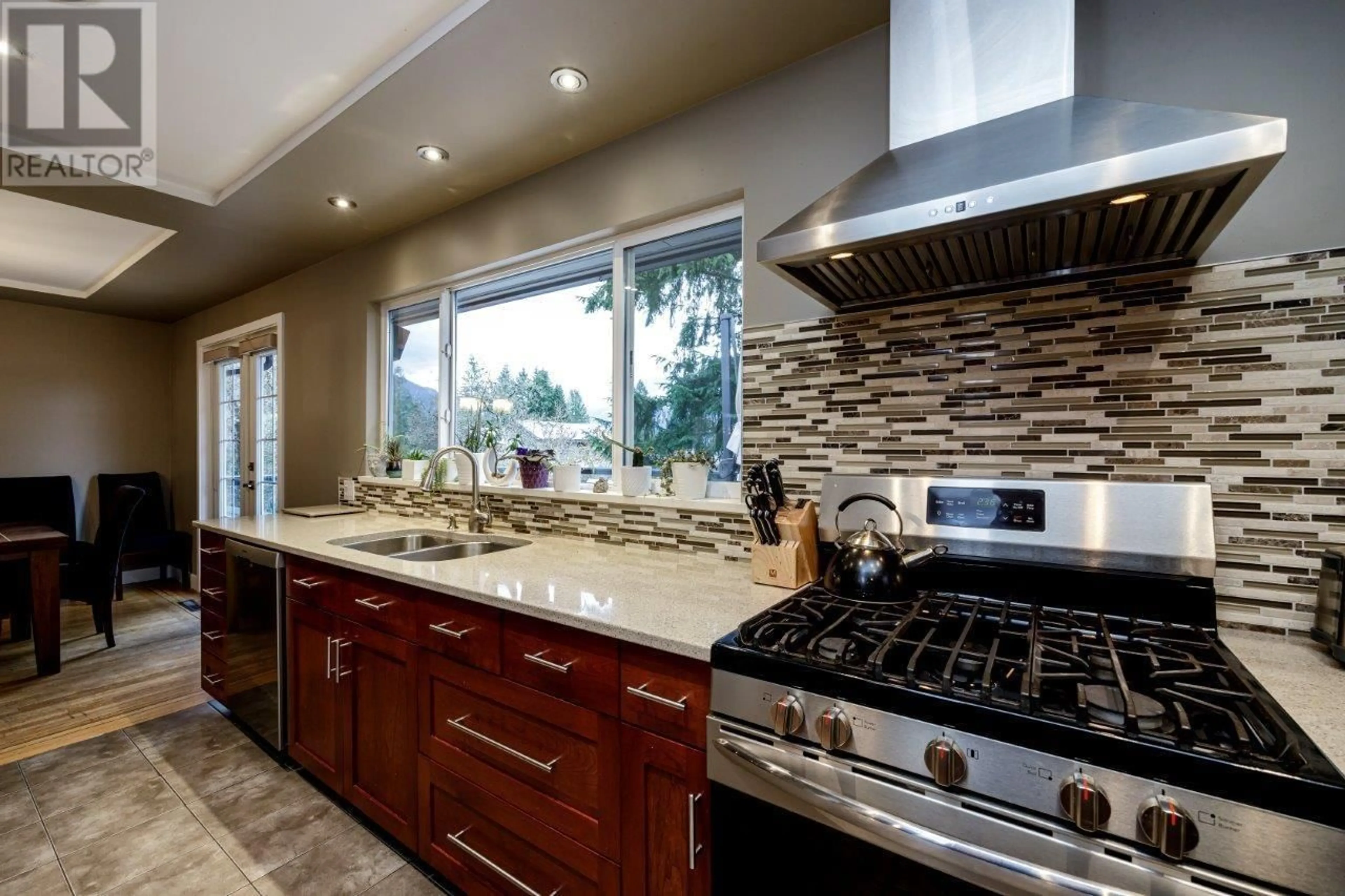 Contemporary kitchen, wood floors, mountain for 904 HUNTINGDON CRESCENT, North Vancouver British Columbia V7G1M3