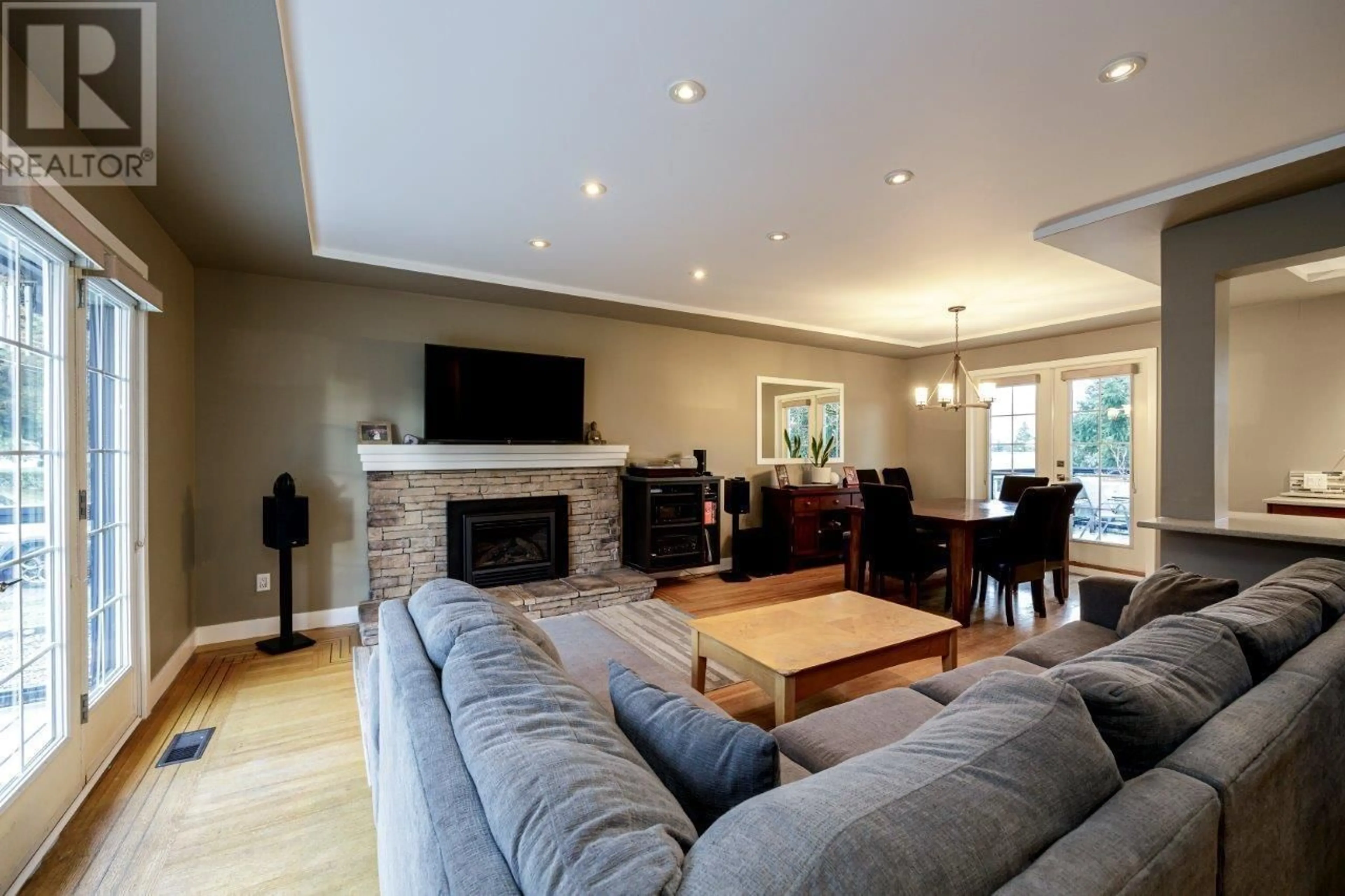 Living room, wood floors for 904 HUNTINGDON CRESCENT, North Vancouver British Columbia V7G1M3