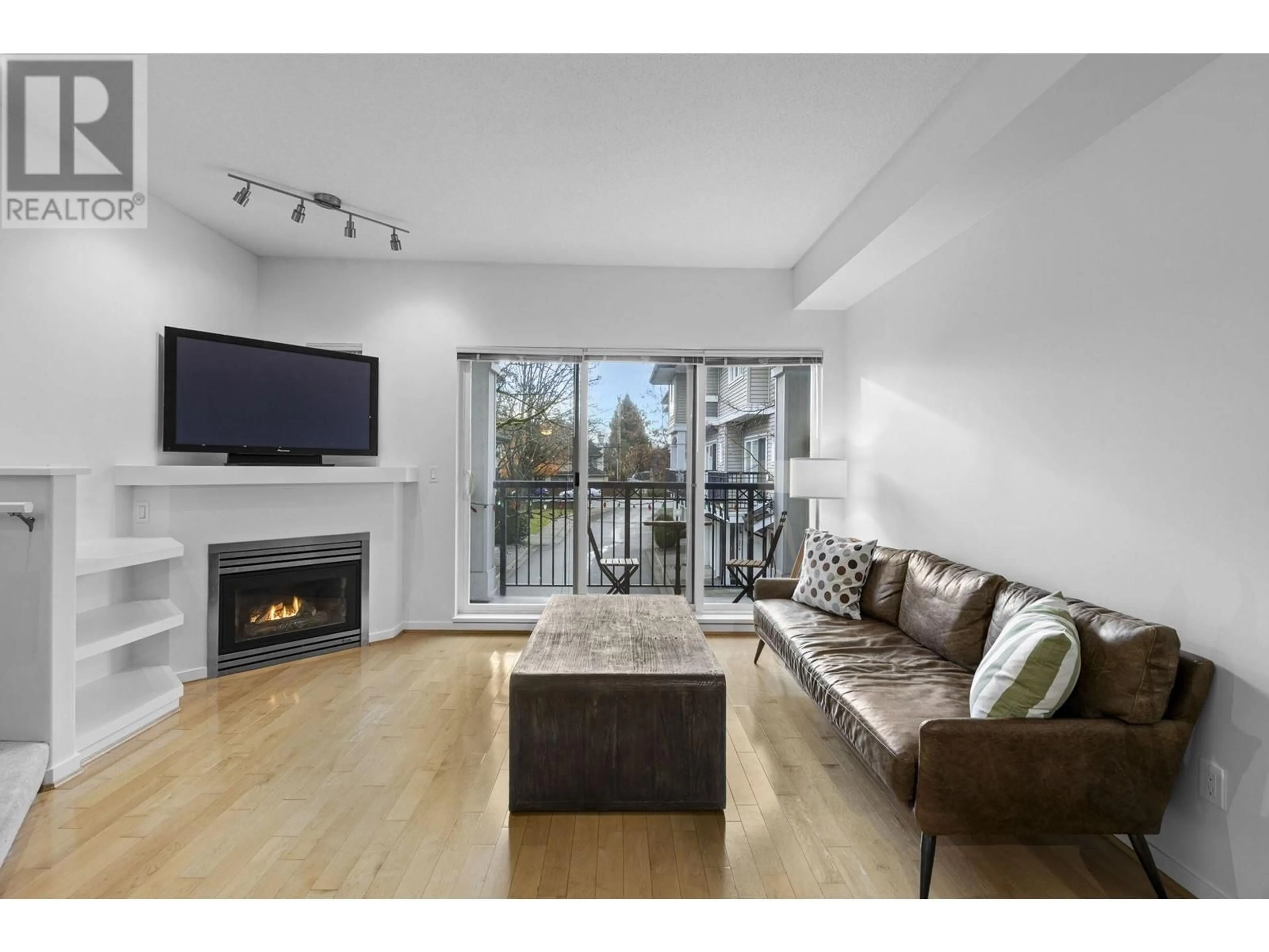 Living room, wood floors for 10 8433 BENNETT ROAD, Richmond British Columbia V6Y4E5