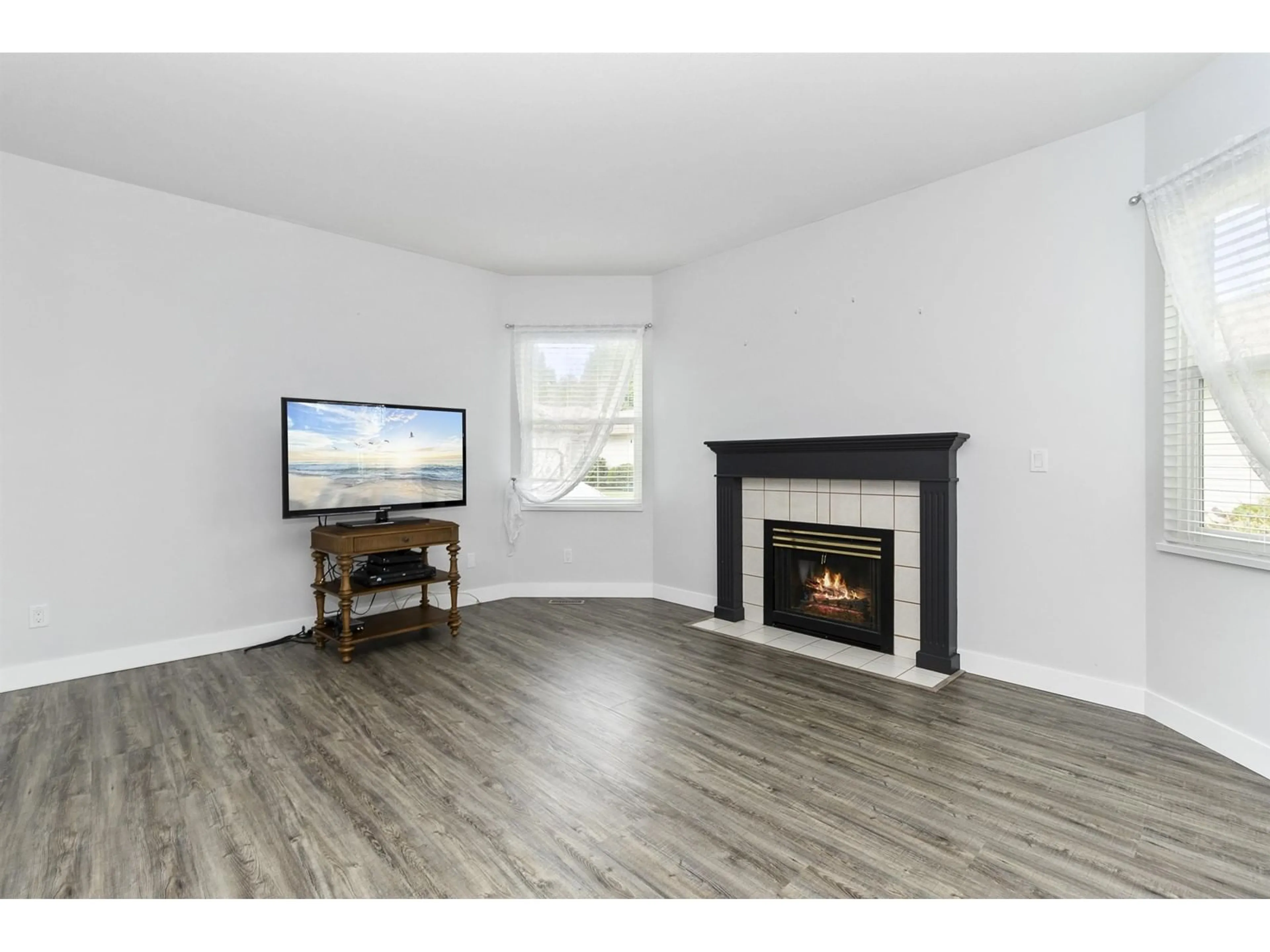 Living room, wood floors for 15 27435 29A AVENUE, Langley British Columbia V4W3M4