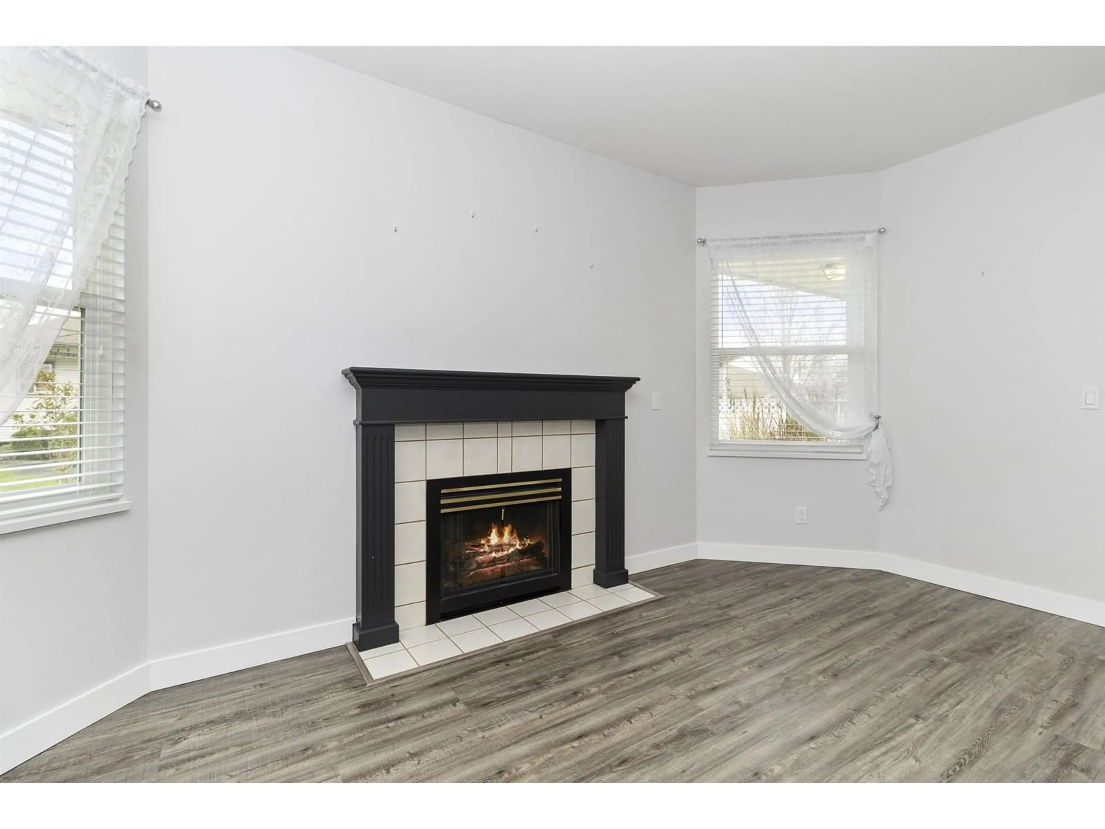 Living room, wood floors for 15 27435 29A AVENUE, Langley British Columbia V4W3M4