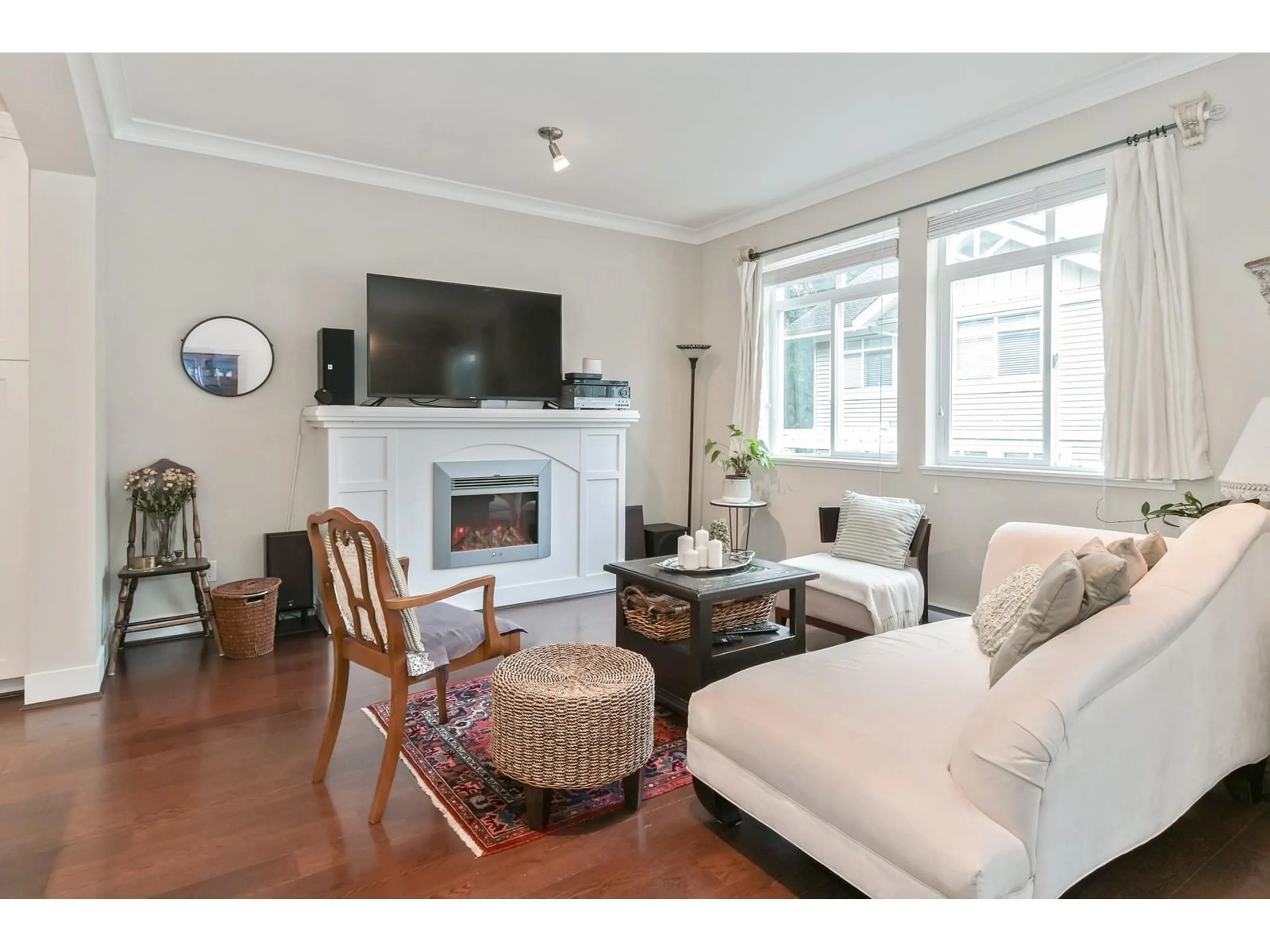 Living room, wood floors for 30 2925 KING GEORGE BOULEVARD, Surrey British Columbia V4P1B8